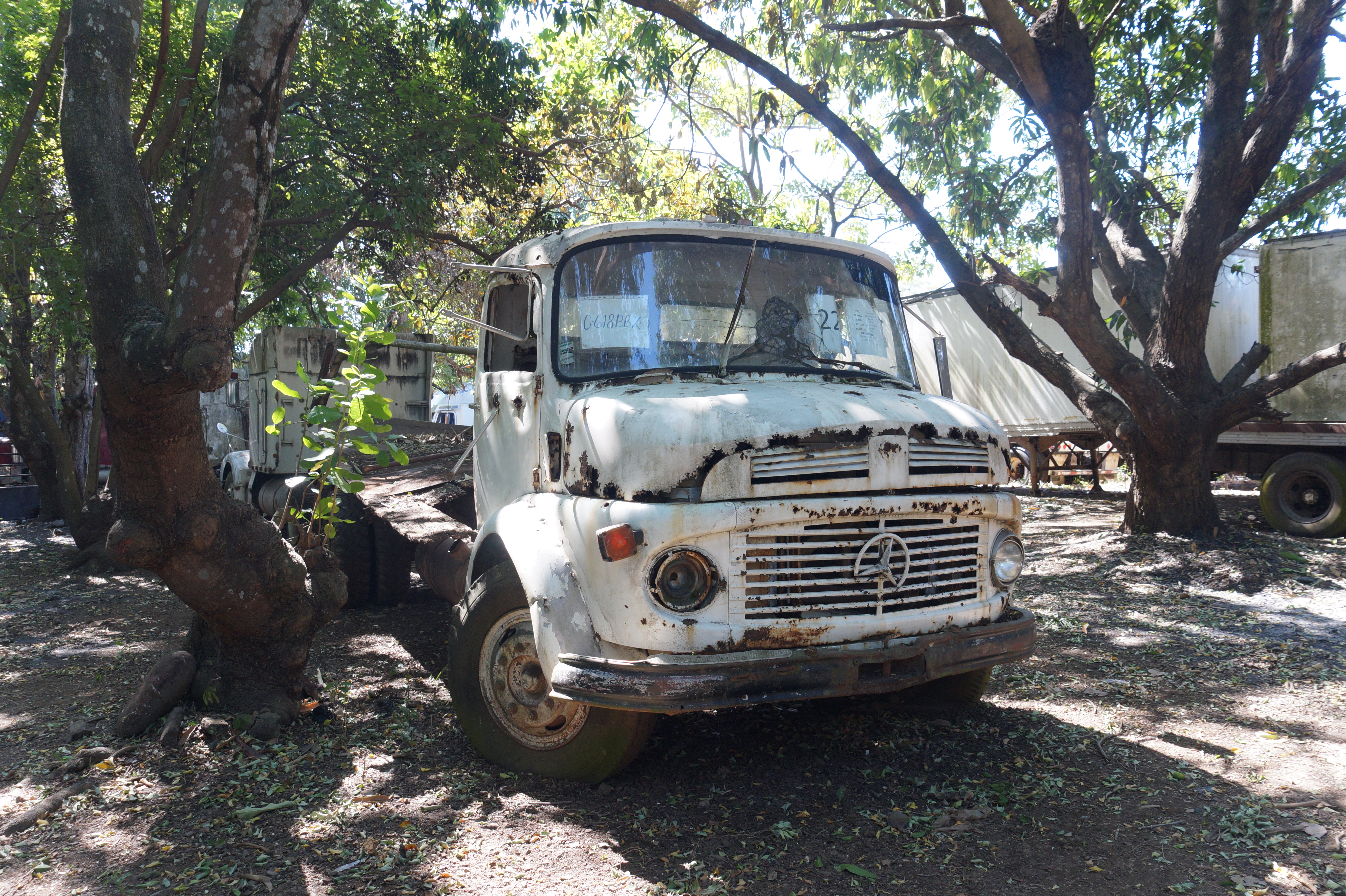 Camión Mercedes-Benz 1116 1981 (lote 02)