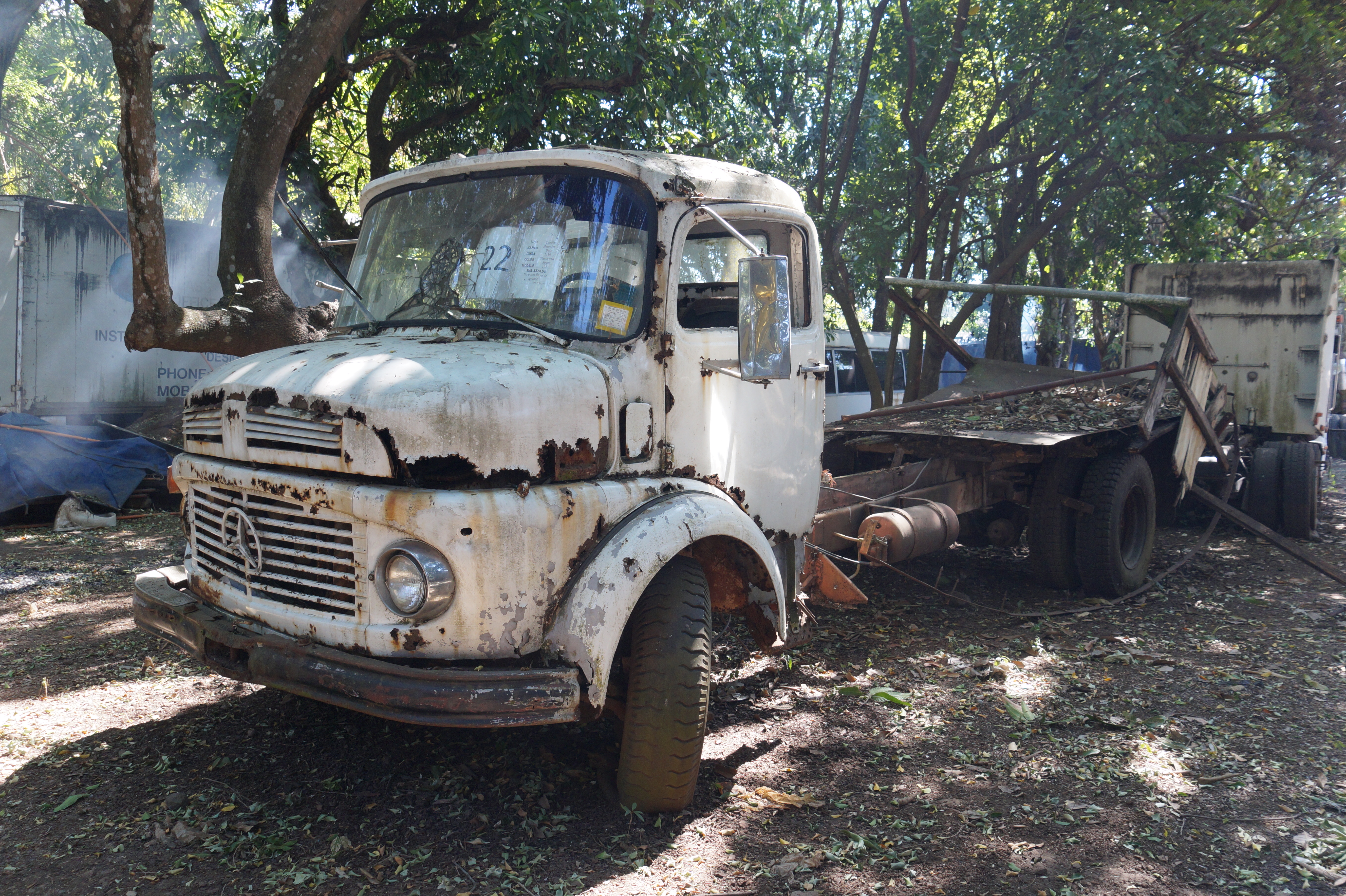 Camión Mercedes-Benz 1116 1981 (lote 02), fotografía 2