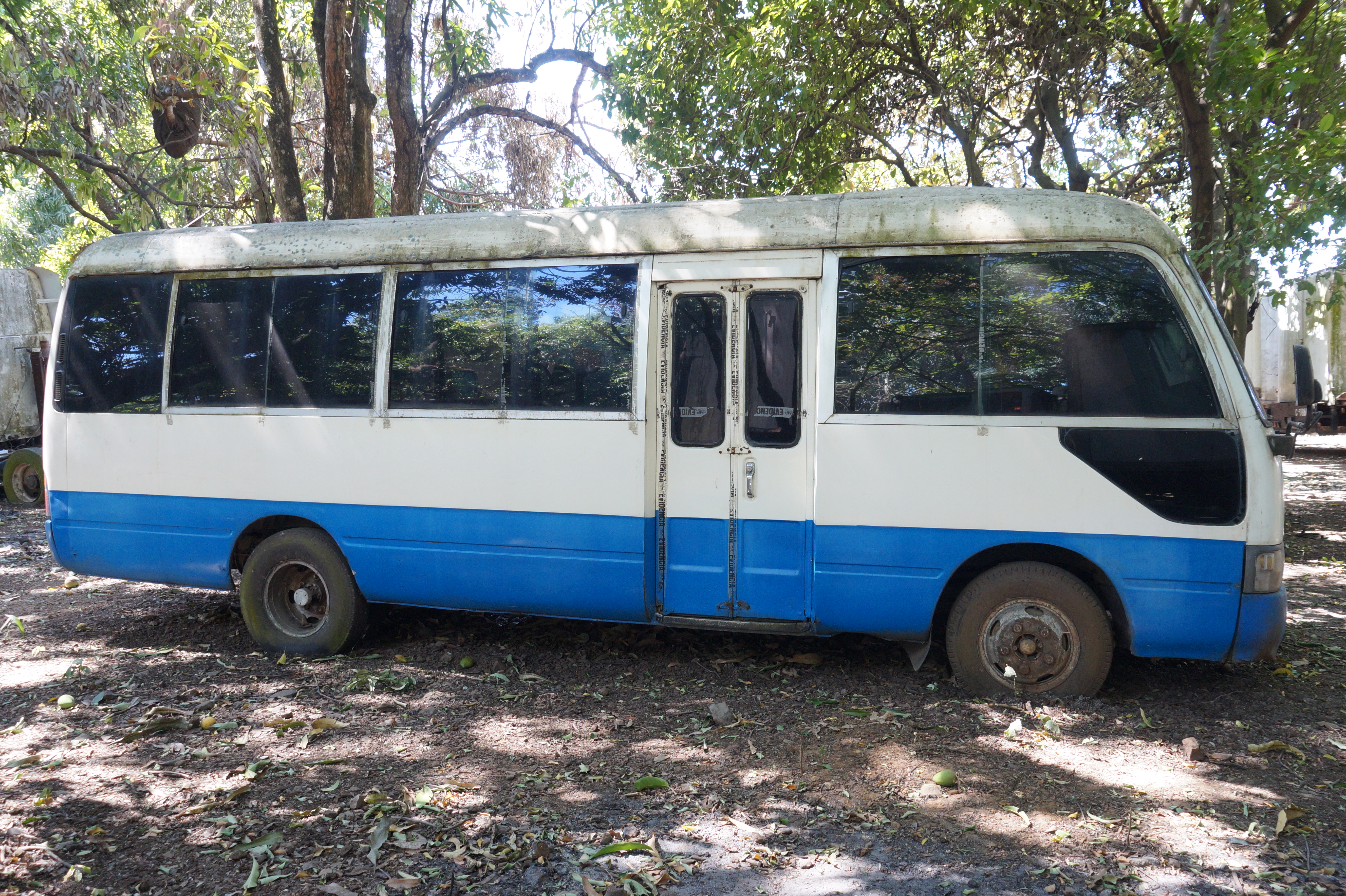 Bus Toyota Coaster 2006 (lote 03), fotografía 3