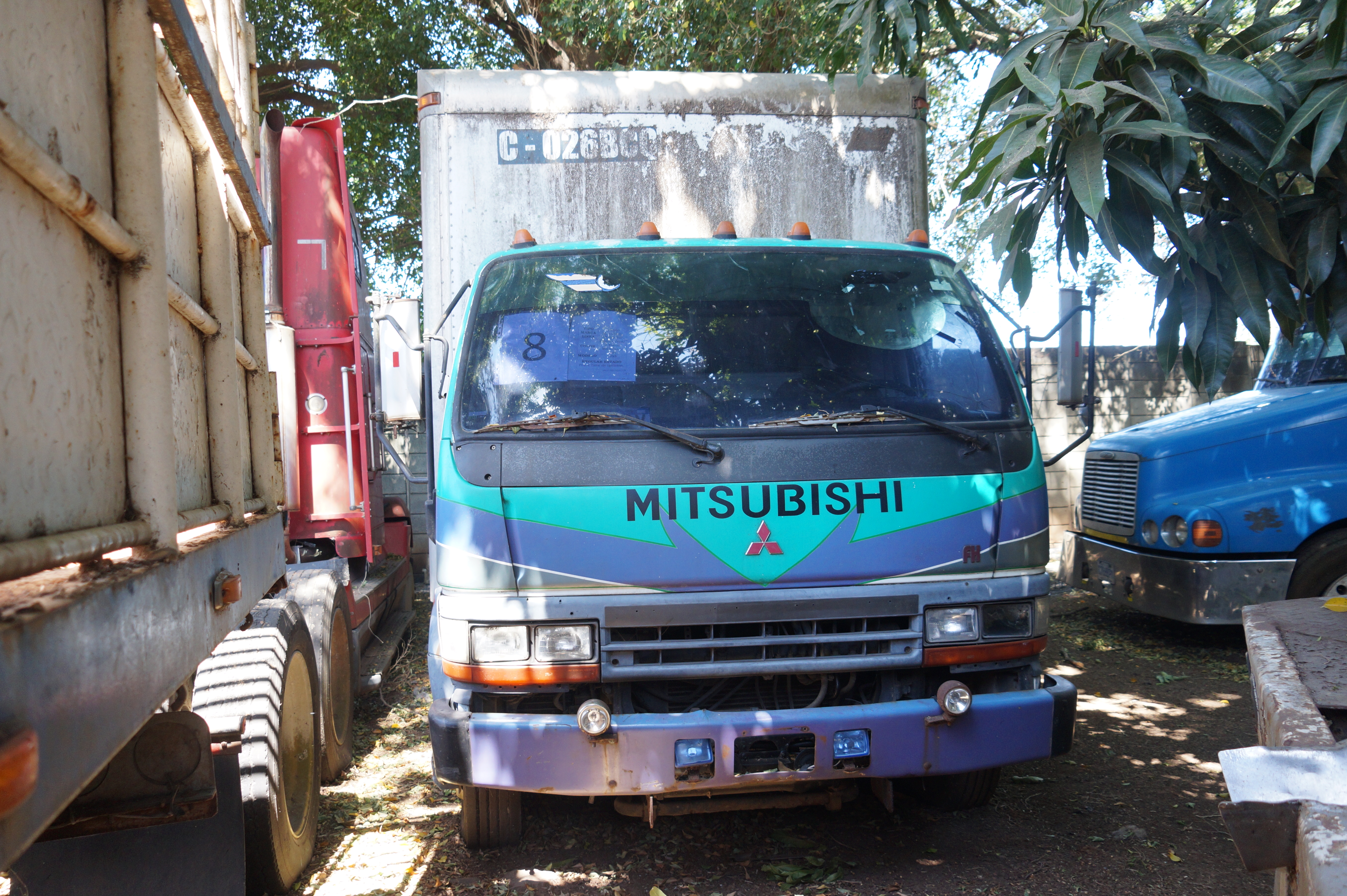 Camión Mitsubishi Fuso FH 1998 (lote 05)