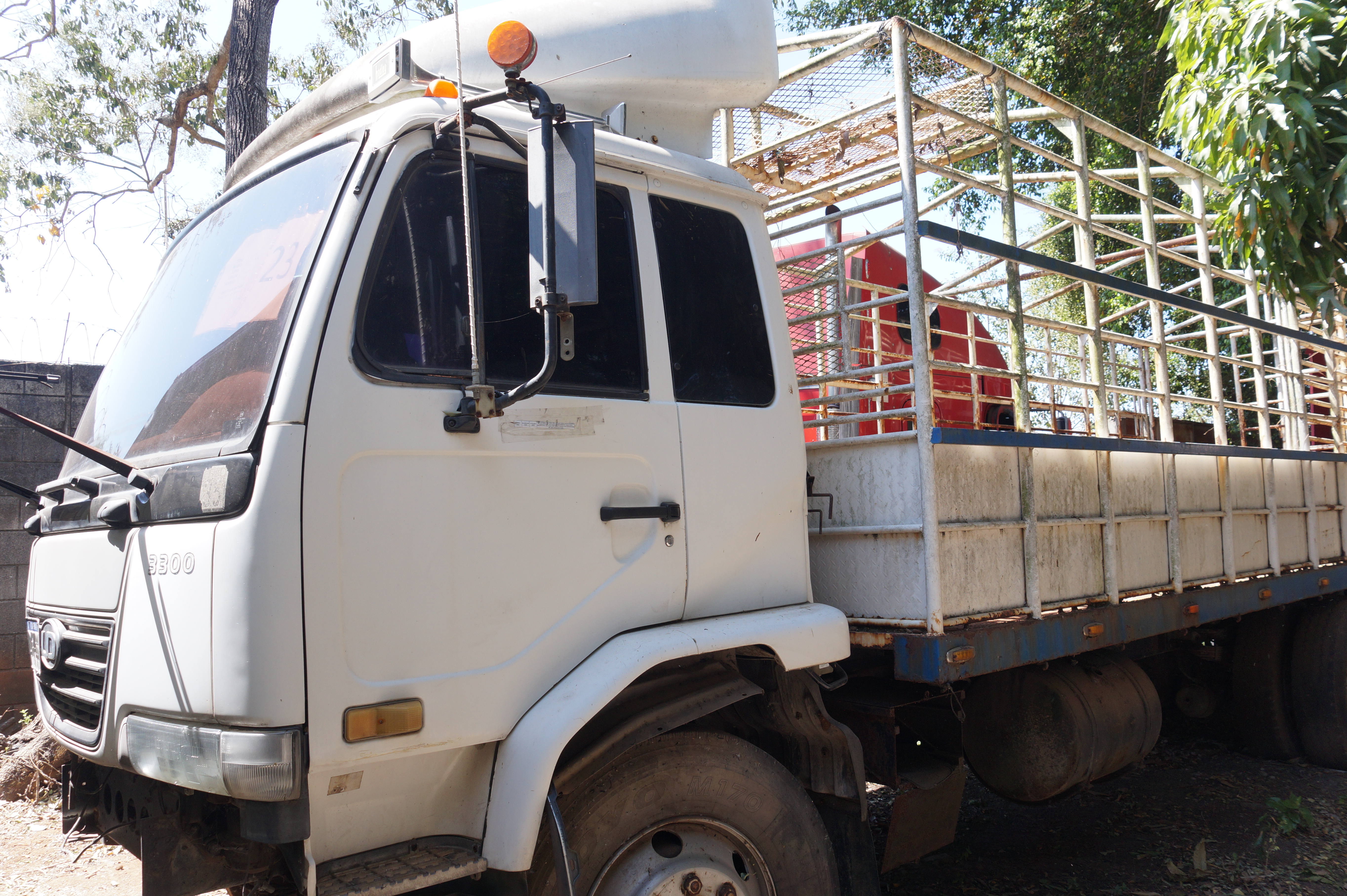 Camión UD Nissan 3300 2006 (lote 26)