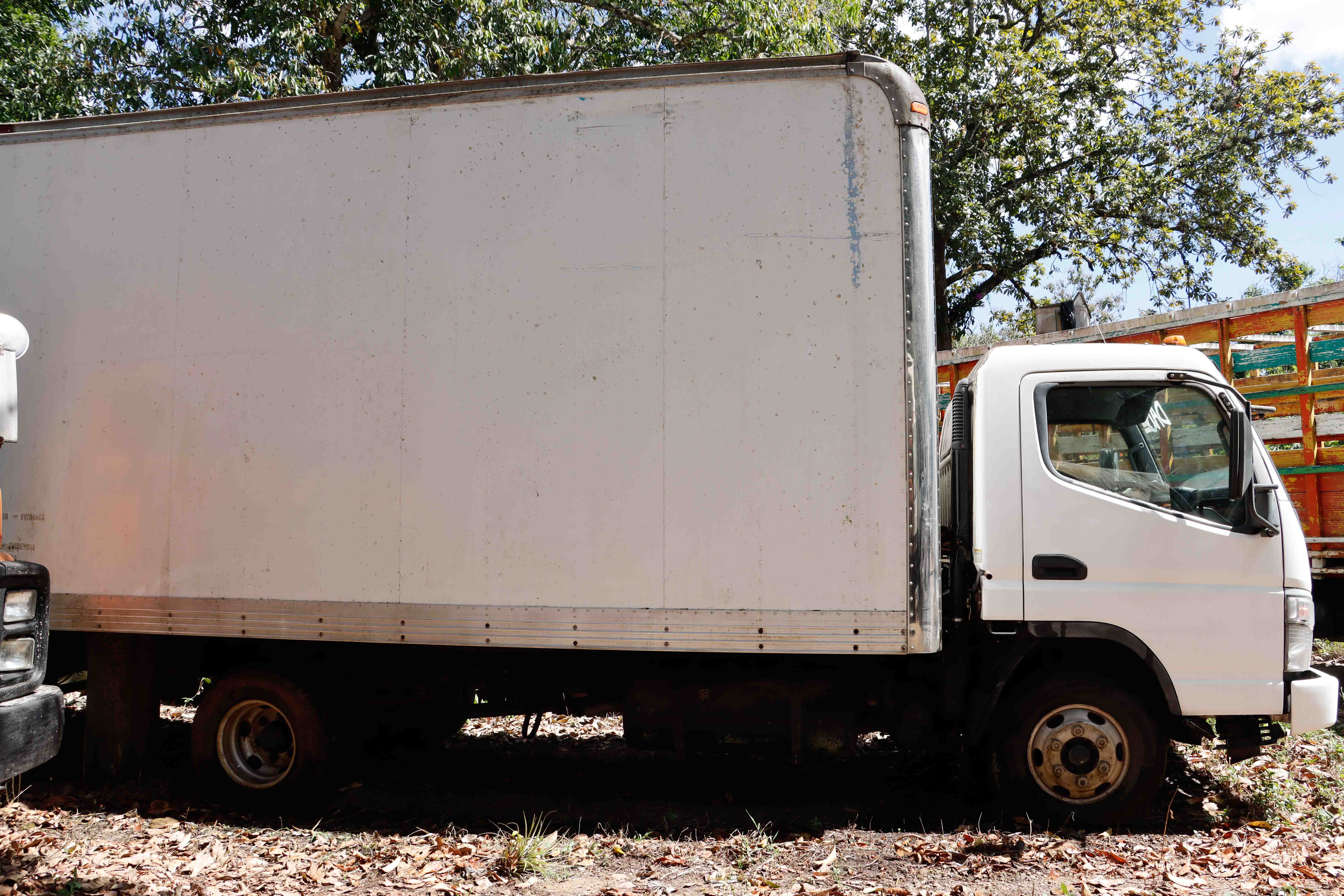 Camión Furgón Mitsubishi Fuso FE84D 2005 (lote 13), fotografía 2