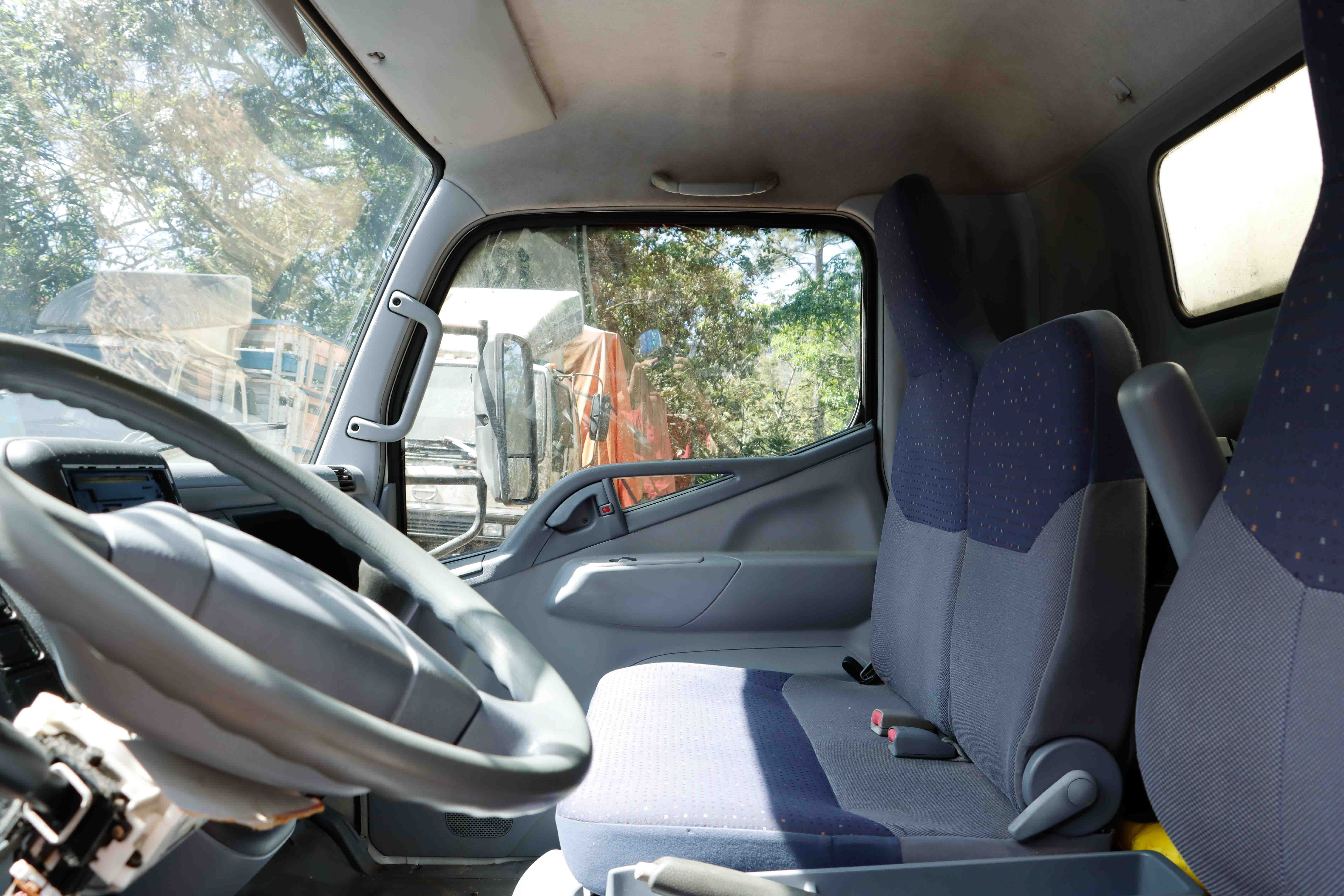 Camión Furgón Mitsubishi Fuso FE84D 2005 (lote 13), fotografía 3