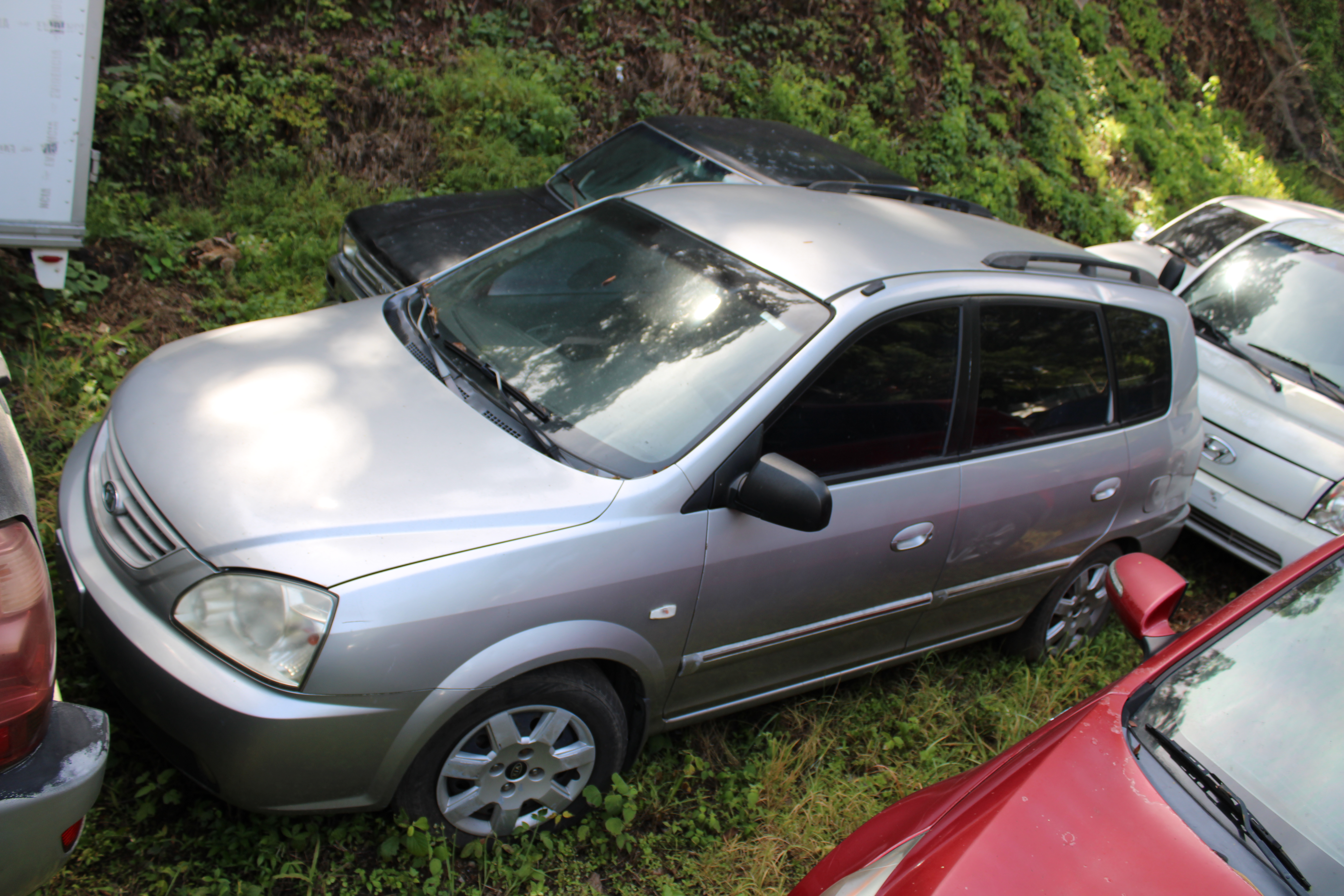 Camionetilla Kia Carens LX 2003 (lote 24)