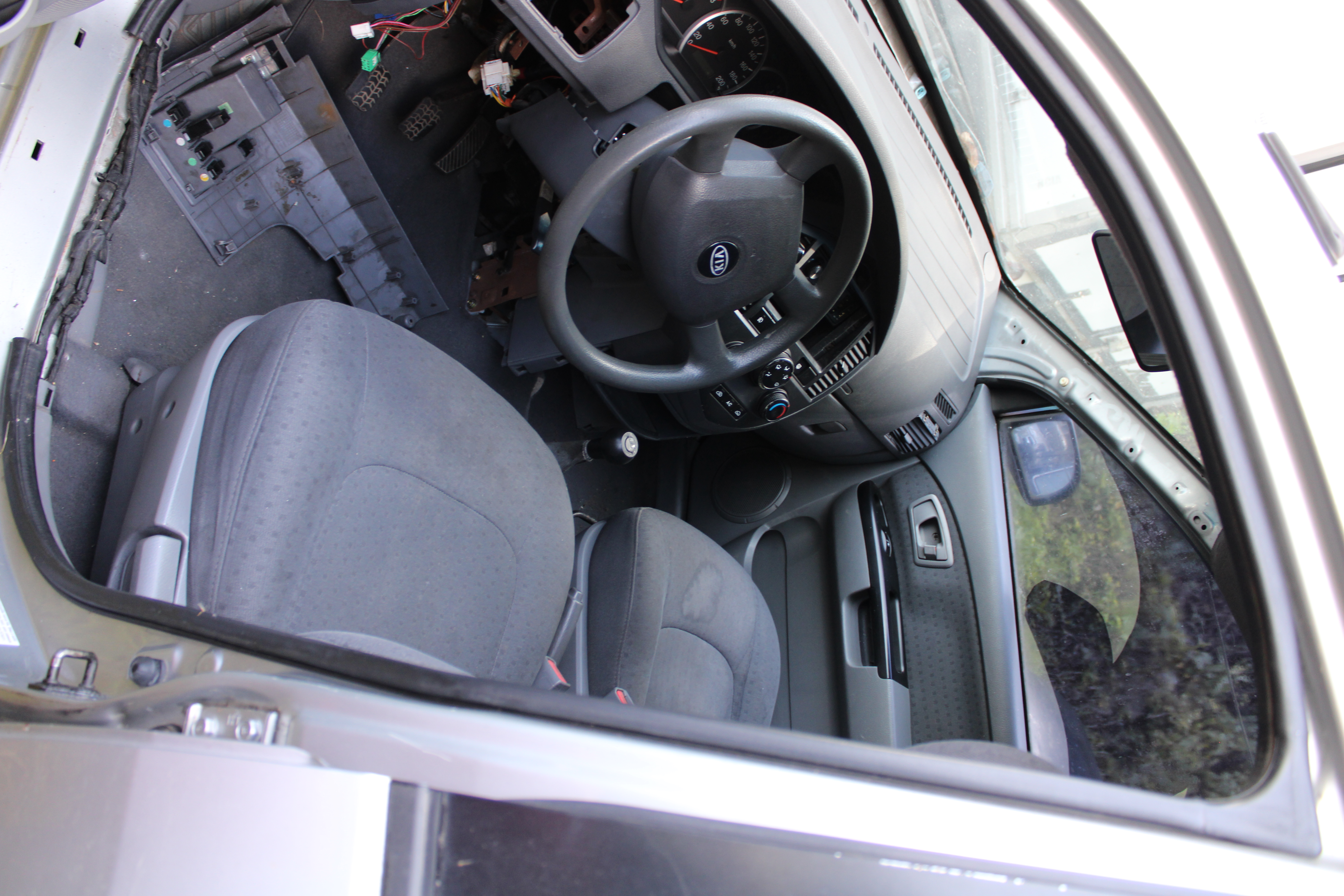 Camionetilla Kia Carens LX 2003 (lote 24), fotografía 2
