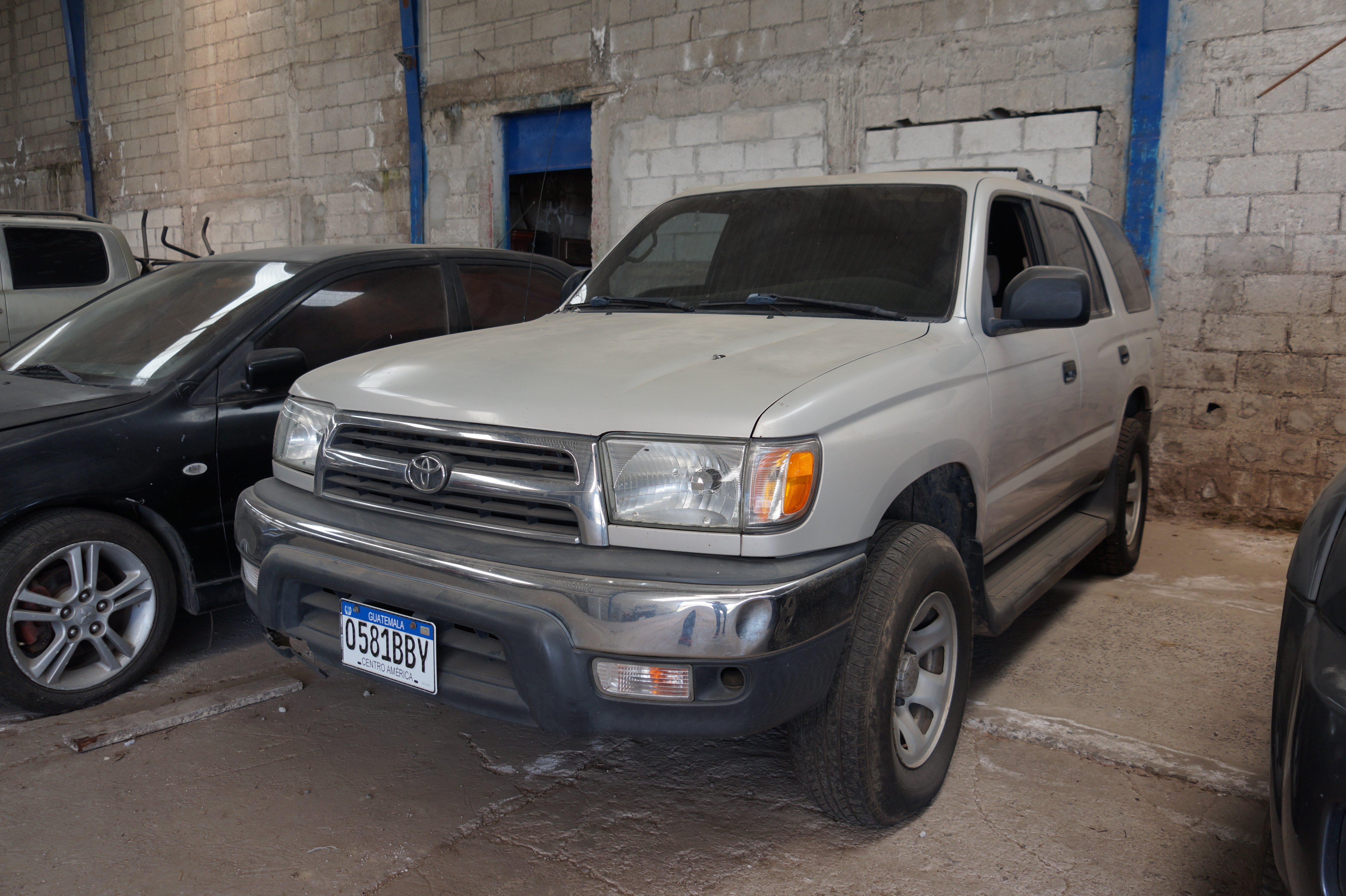 Camioneta Toyota 4Runner 2WD 2000 (lote 13), fotografía 3
