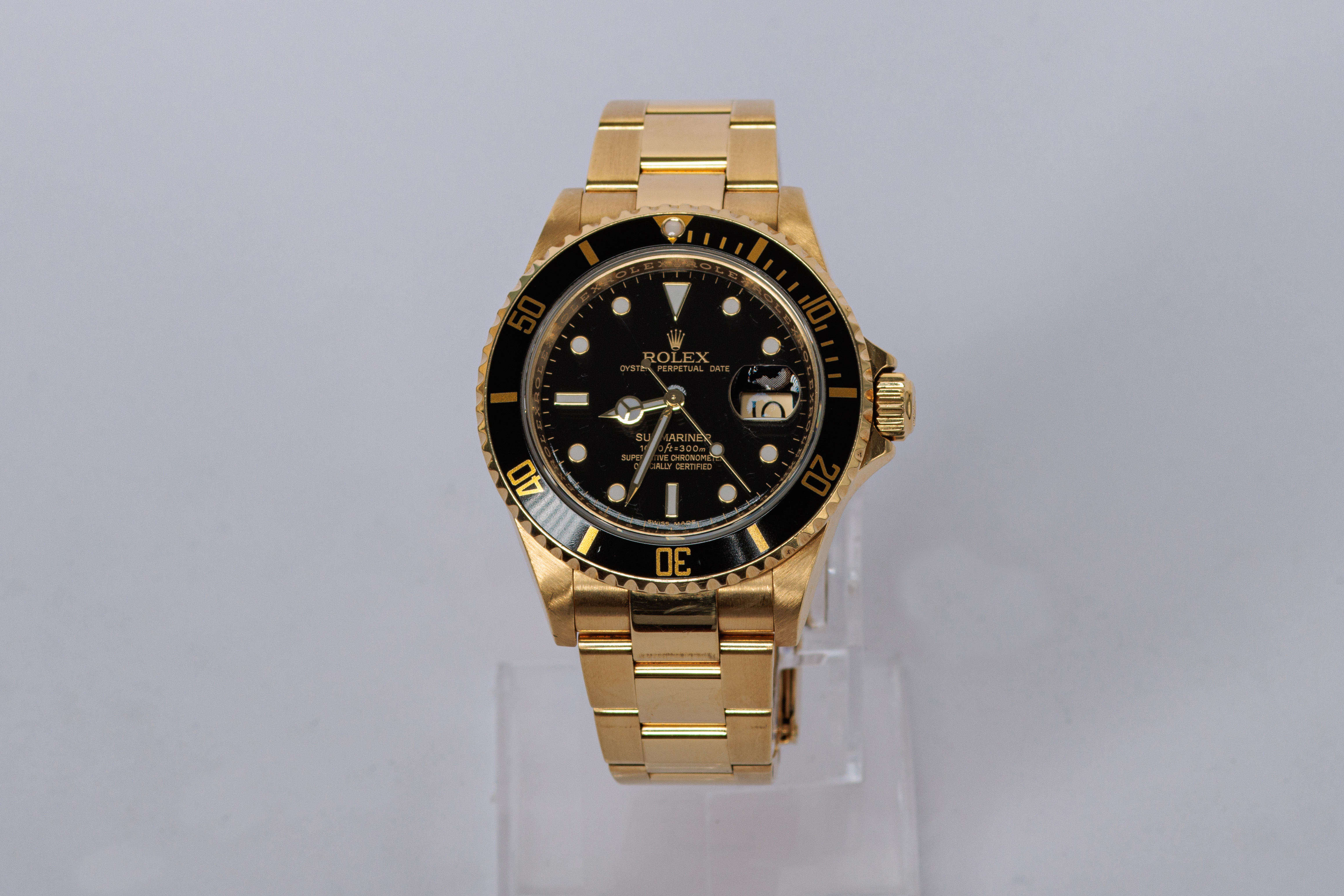 RELOJ: Marca Rolex, Submariner Date, automático, en oro amarillo de 18Kt, carátula… (lote 03)
