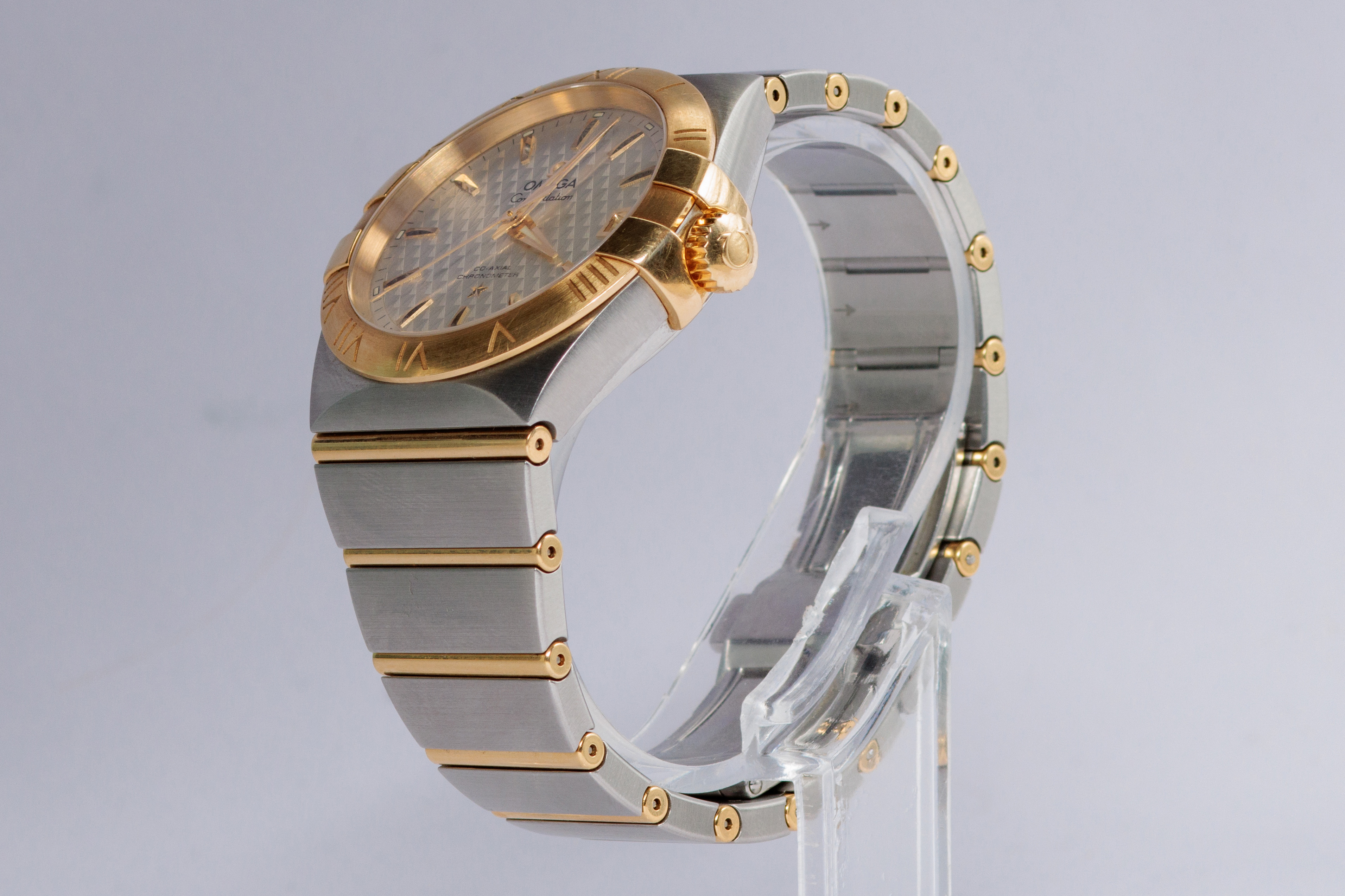 RELOJ: Marca Omega Constellation, automático, en oro amarillo de 18Kt y acero, caja de… (lote 06)