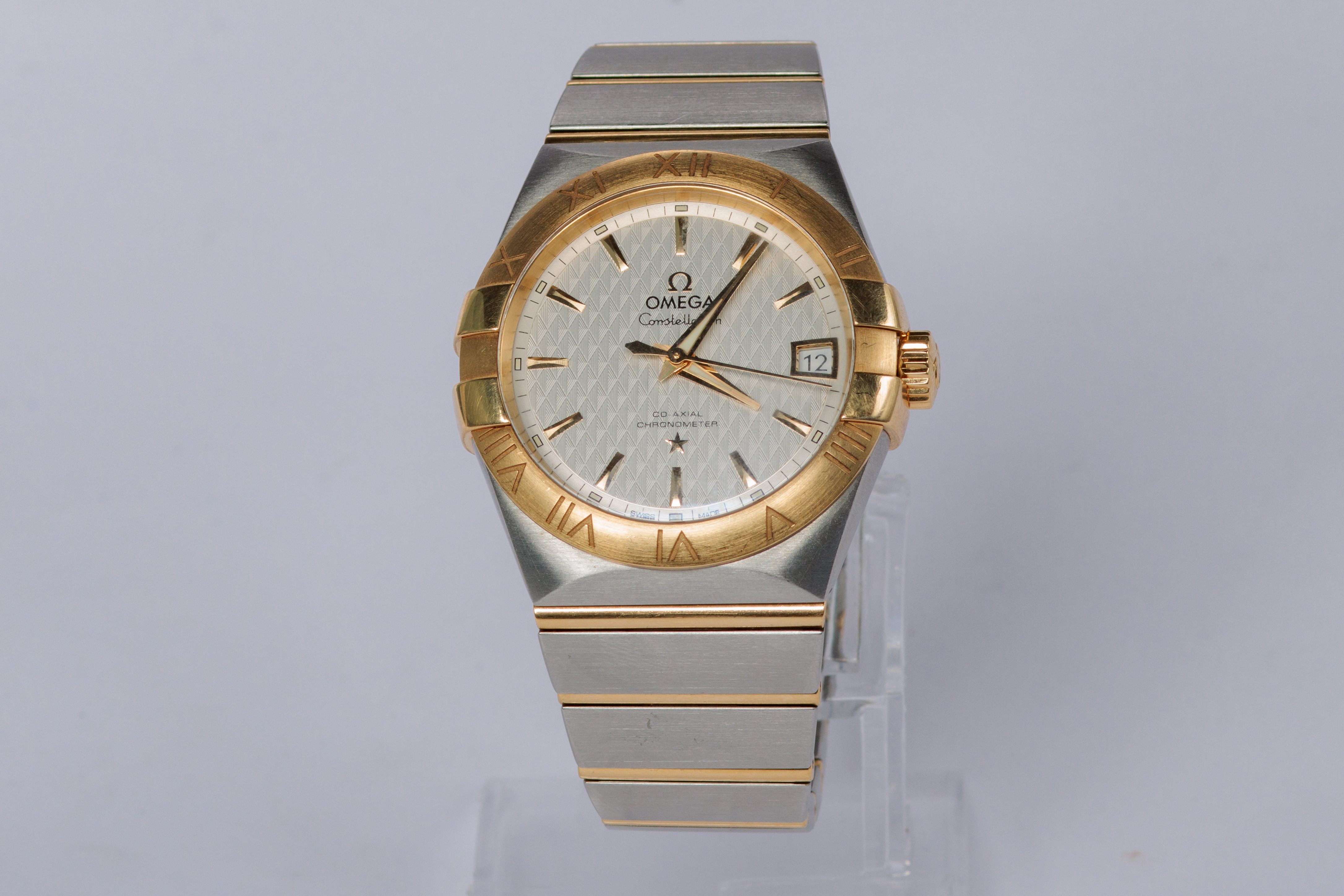 RELOJ: Marca Omega Constellation, automático, en oro amarillo de 18Kt y acero, caja de… (lote 06), fotografía 2