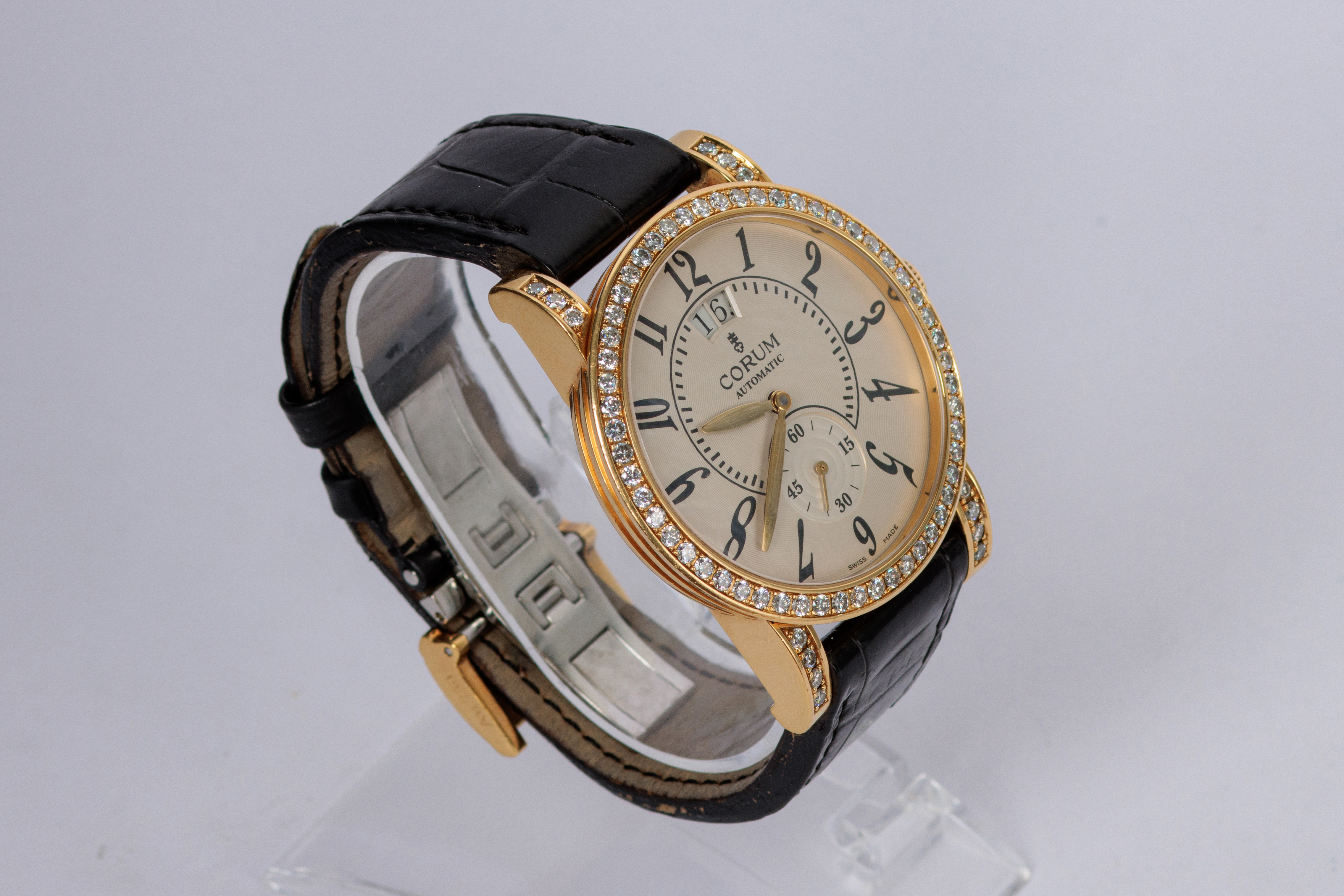 RELOJ: Marca Corum, modelo Grand Date, caja de 42mm, automático, en oro amarillo de… (lote 07)
