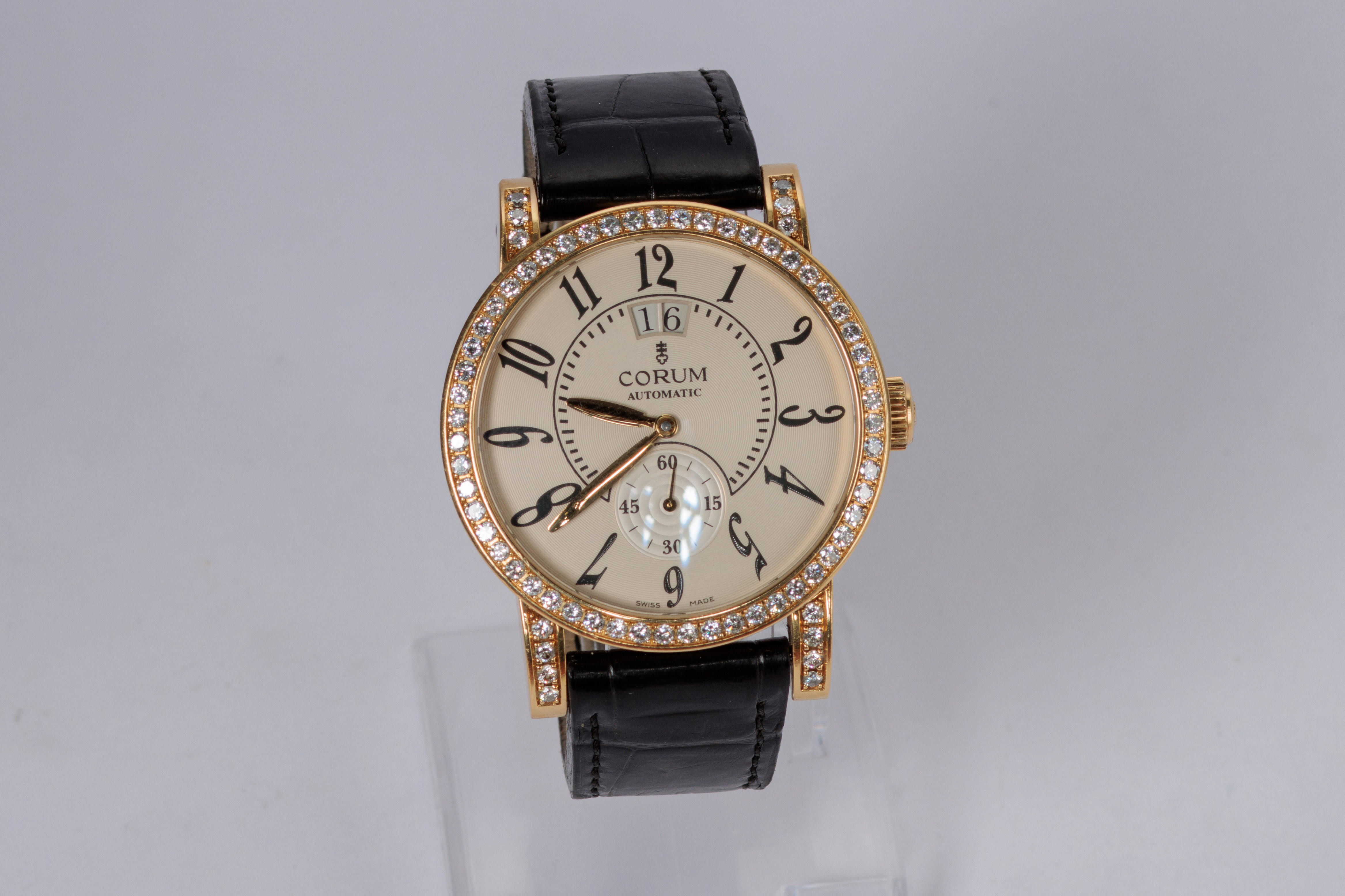RELOJ: Marca Corum, modelo Grand Date, caja de 42mm, automático, en oro amarillo de… (lote 07), fotografía 2