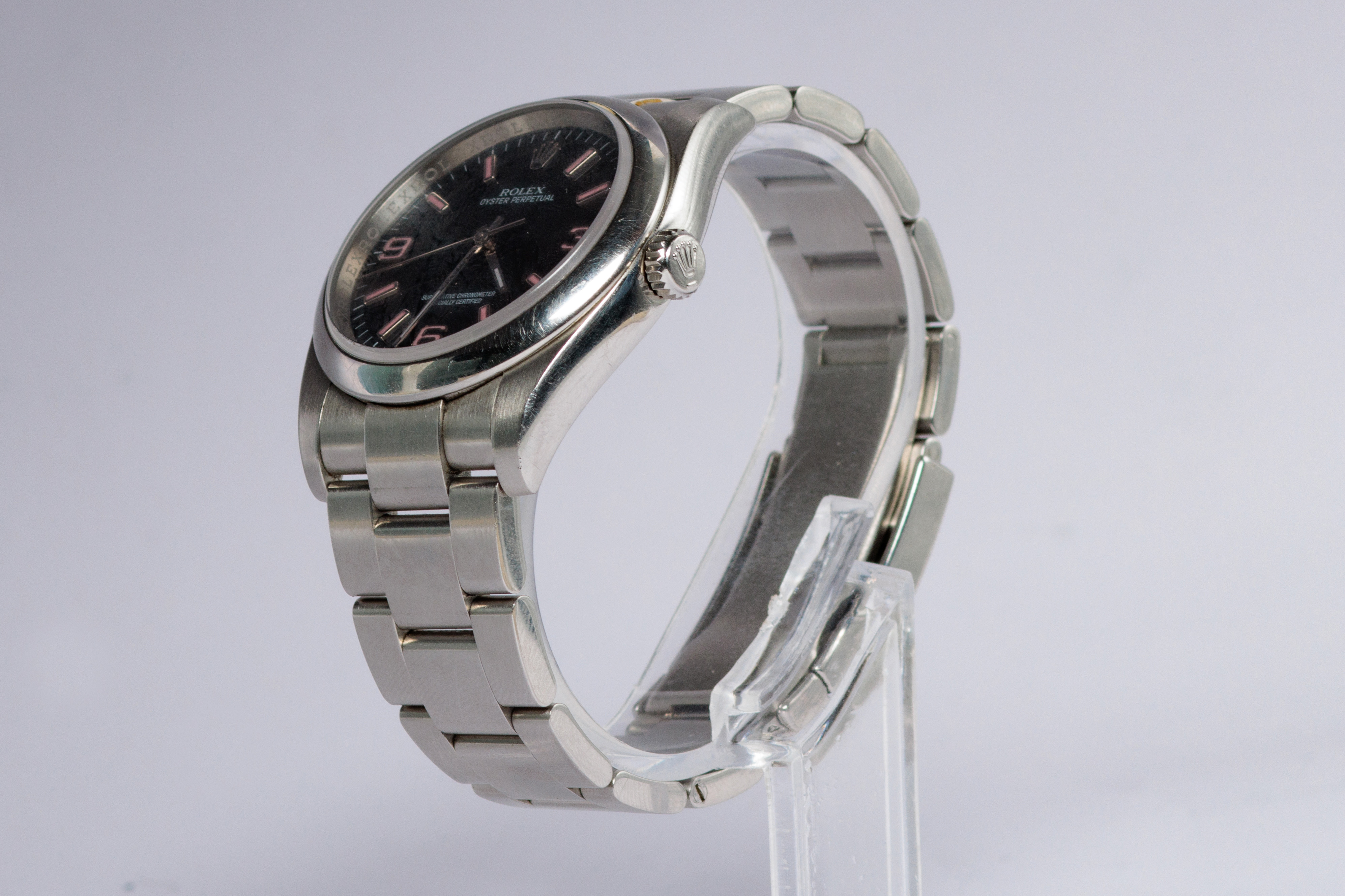 RELOJ: Marca Rolex, Oyster Perpetual, carátula negra, marcadores rosados, automático… (lote 10)
