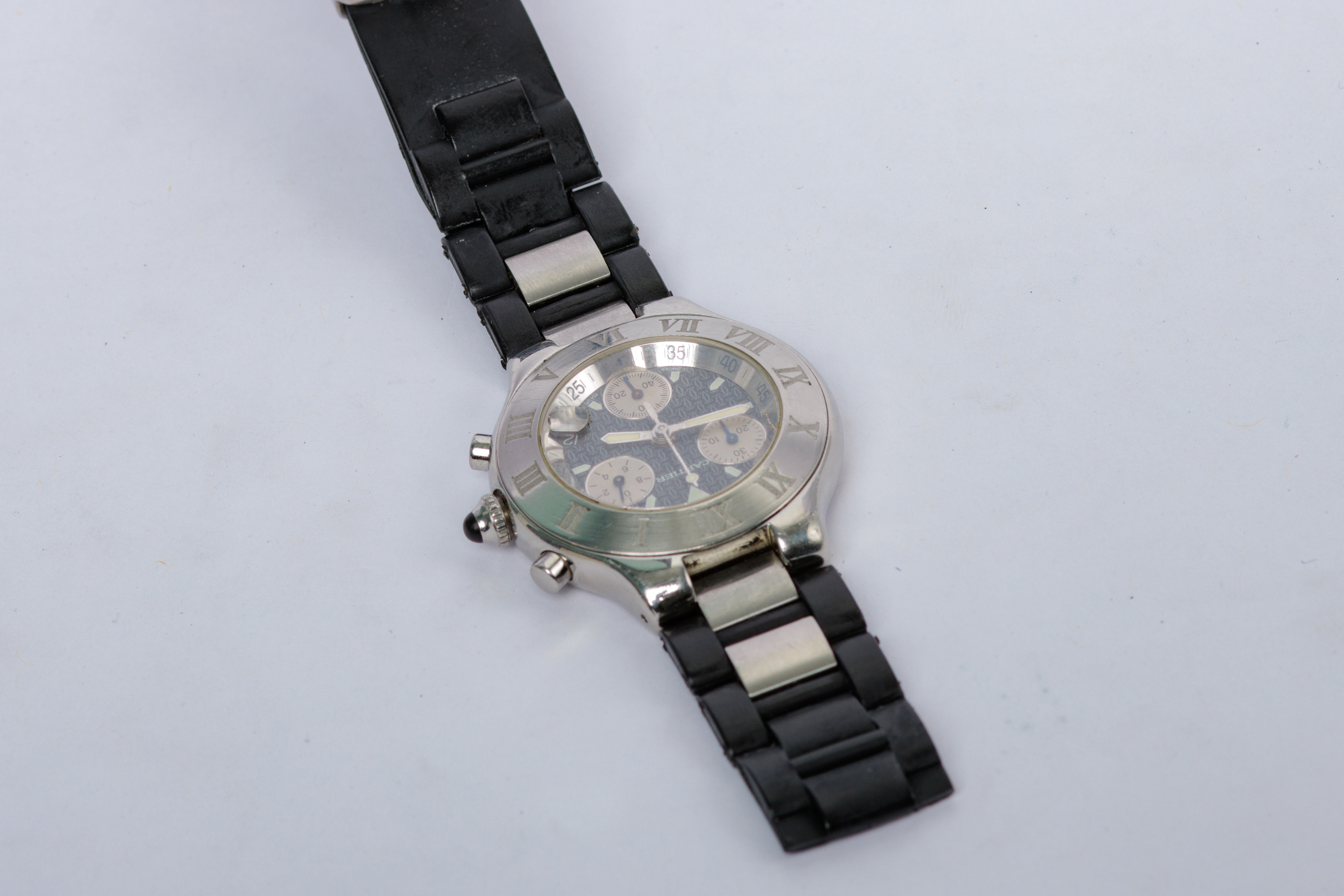 RELOJ: Marca Cartier, carátula negra, acero, imitación (lote 13)
