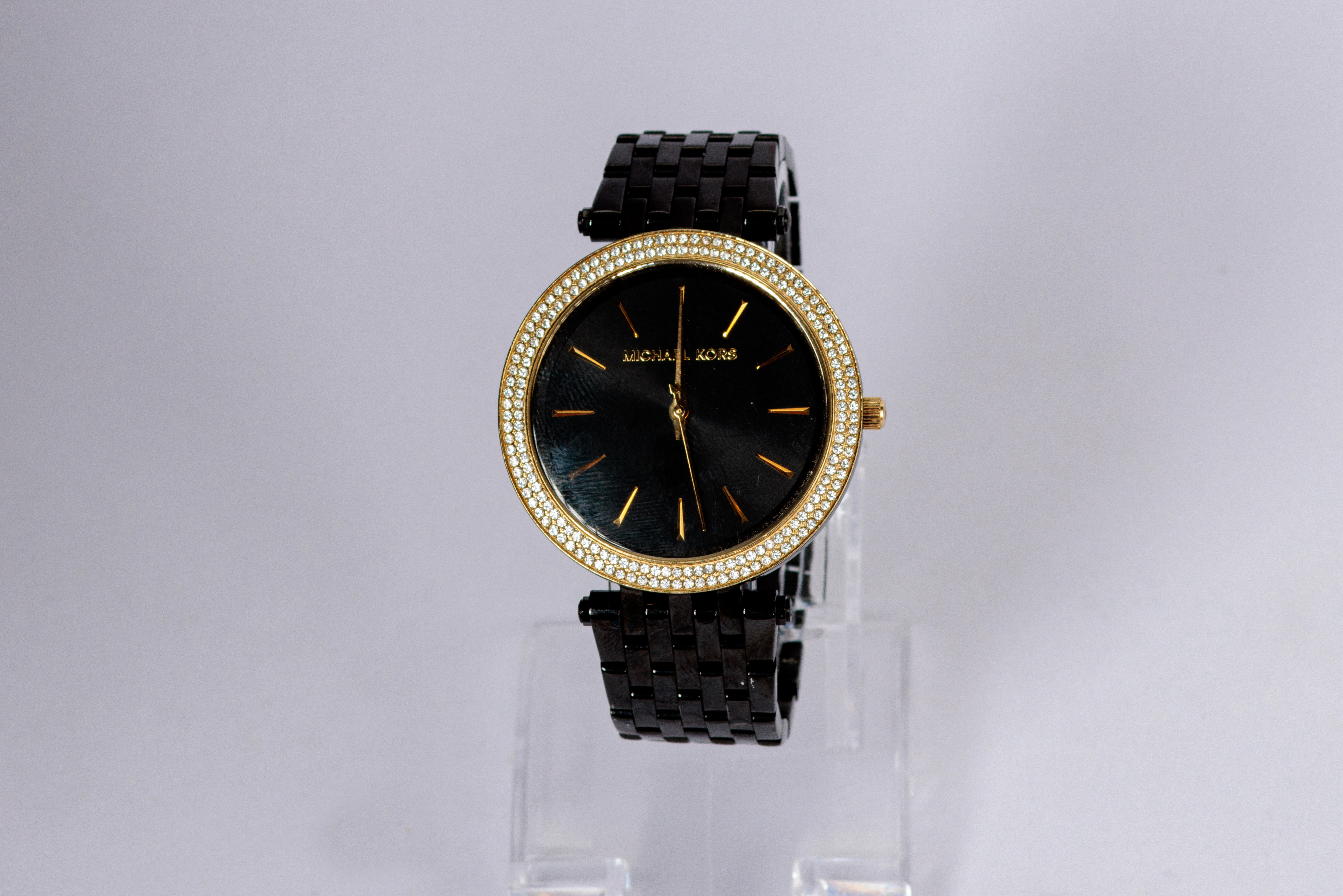RELOJ: Marca Michael Kors, acero, pulsera negra, sin batería (lote 15)