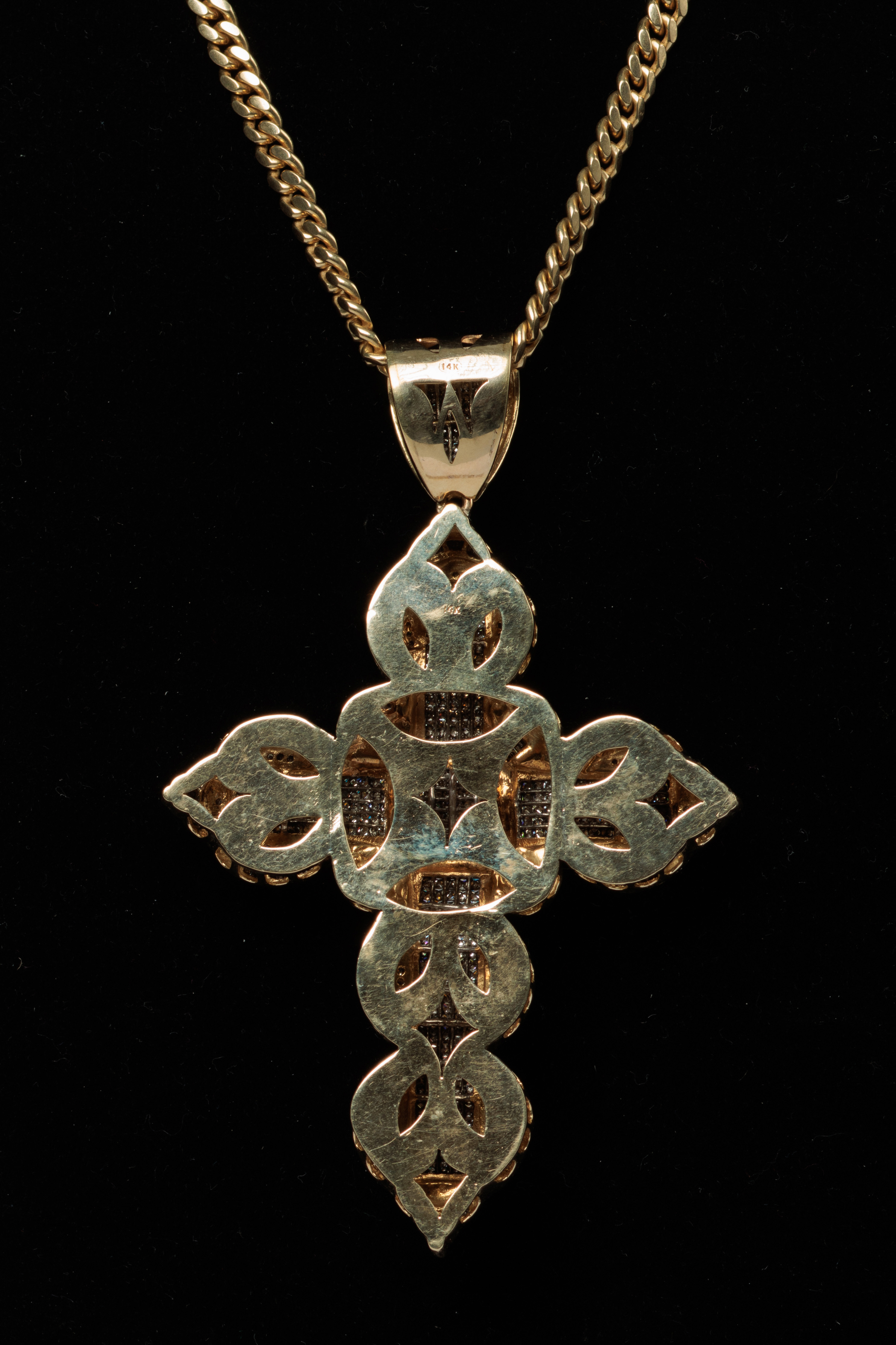 DIJE: Cruz de oro amarillo de 14Kt, con 728 diamantes corte princess, baguette y… (lote 26)