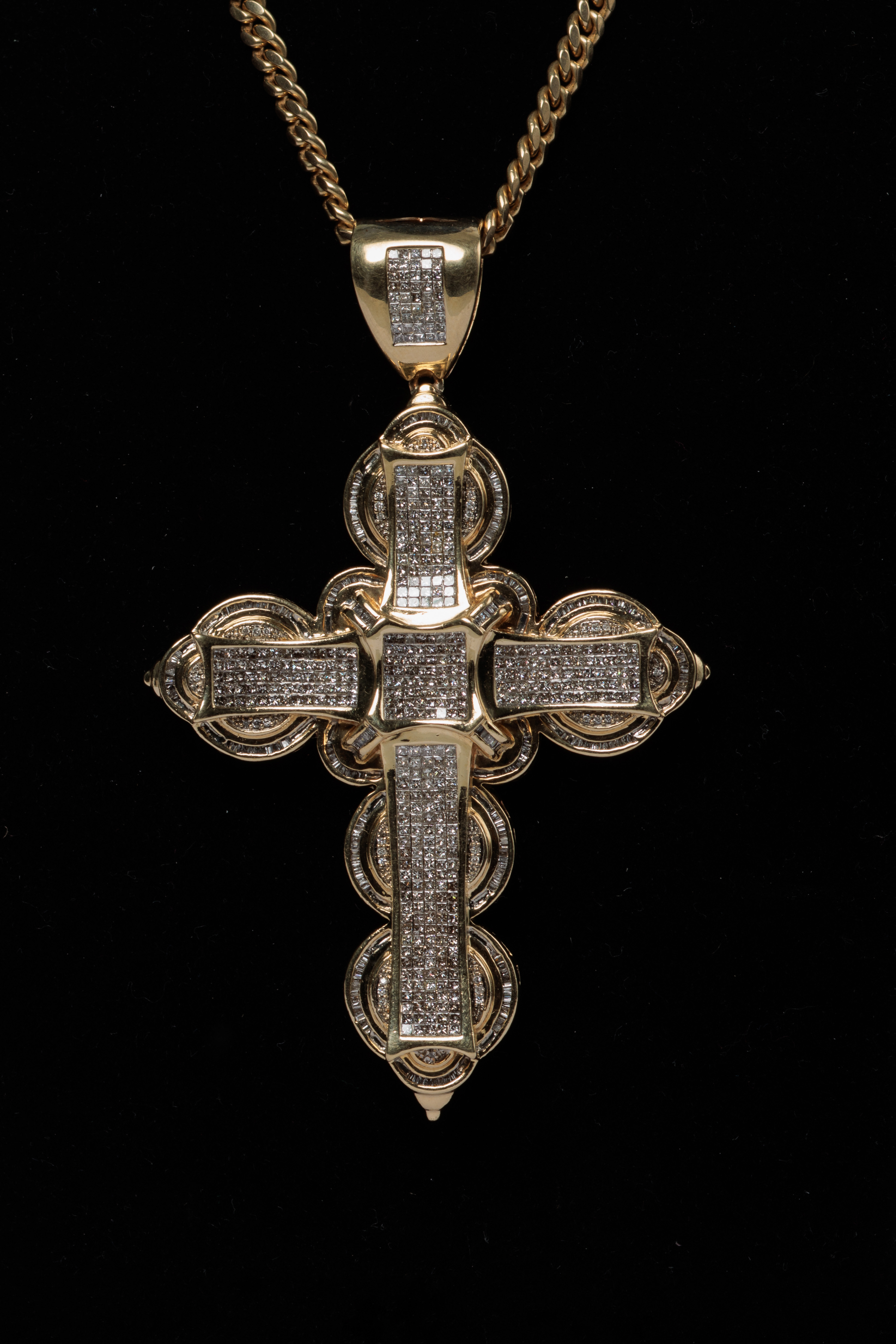 DIJE: Cruz de oro amarillo de 14Kt, con 728 diamantes corte princess, baguette y… (lote 26), fotografía 2