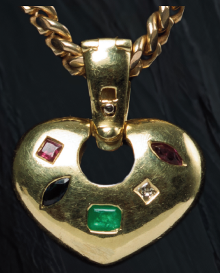 DIJE: Corazón, en oro amarillo de 18Kt, con diamantes, esmeralda, rubies, peso total… (lote 27)