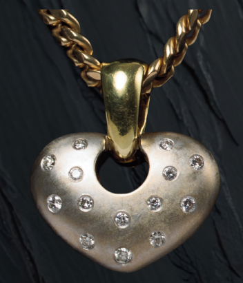 DIJE: Corazón, en oro amarillo de 18Kt, con diamantes, esmeralda, rubies, peso total… (lote 27), fotografía 2