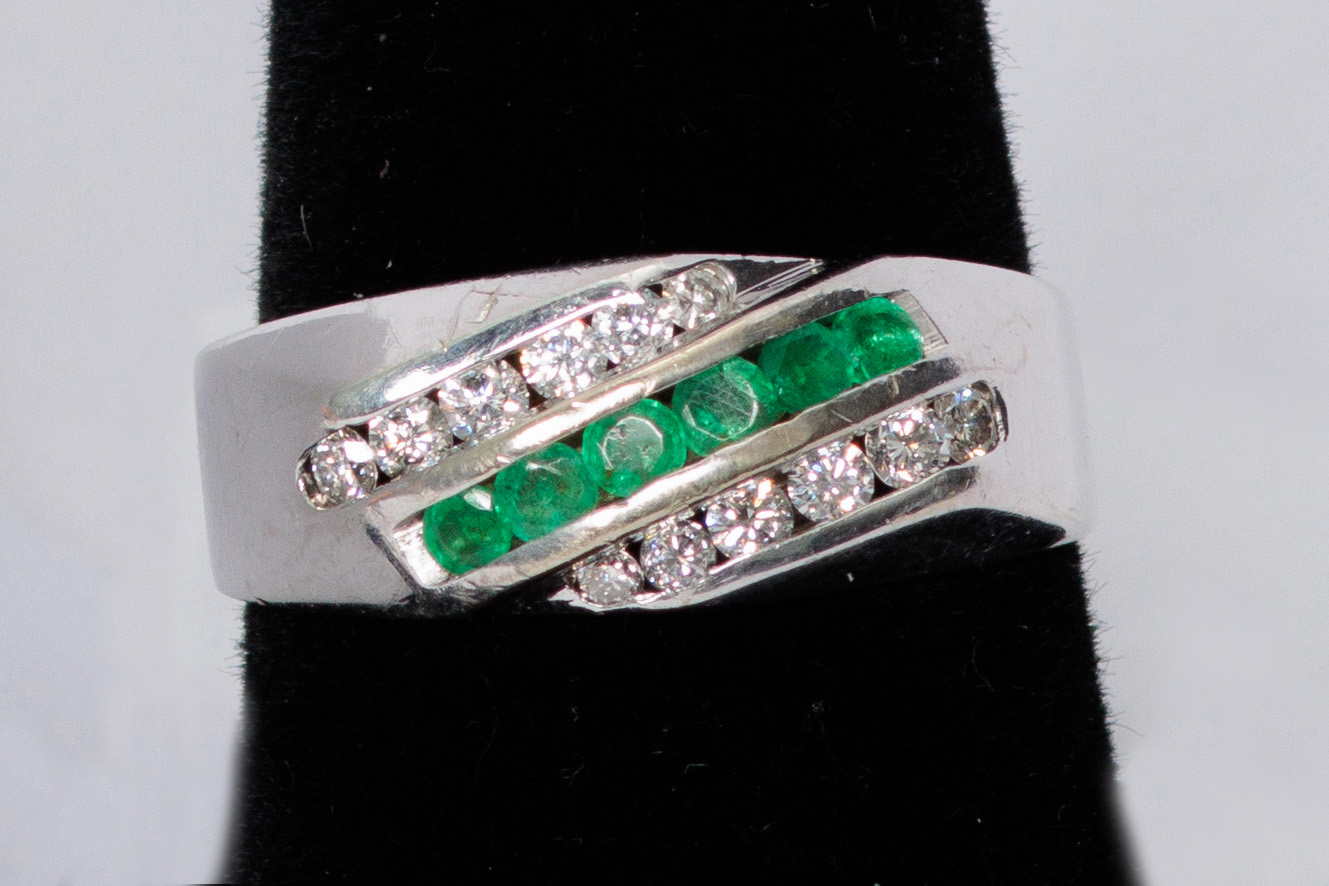 ARGOLLA: De oro blanco de 14Kt, con 12 diamantes corte redondo claridad VS1 Color F, con… (lote 30)