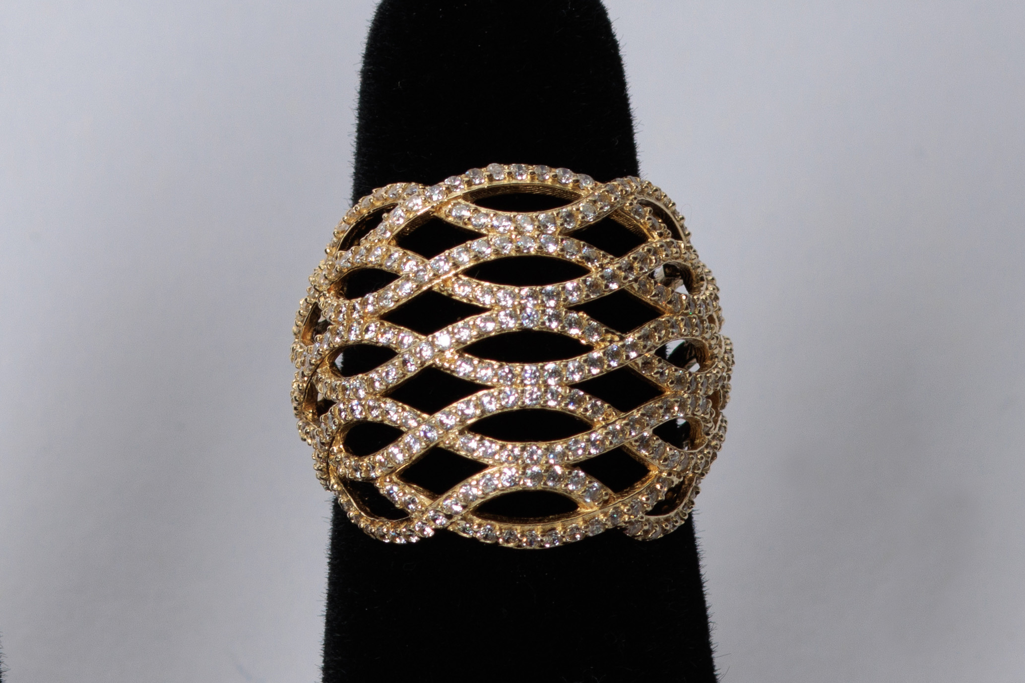 ANILLO: De oro amarillo de 14Kt con 24 diamantes en peso 1.98Ct (lote 31)