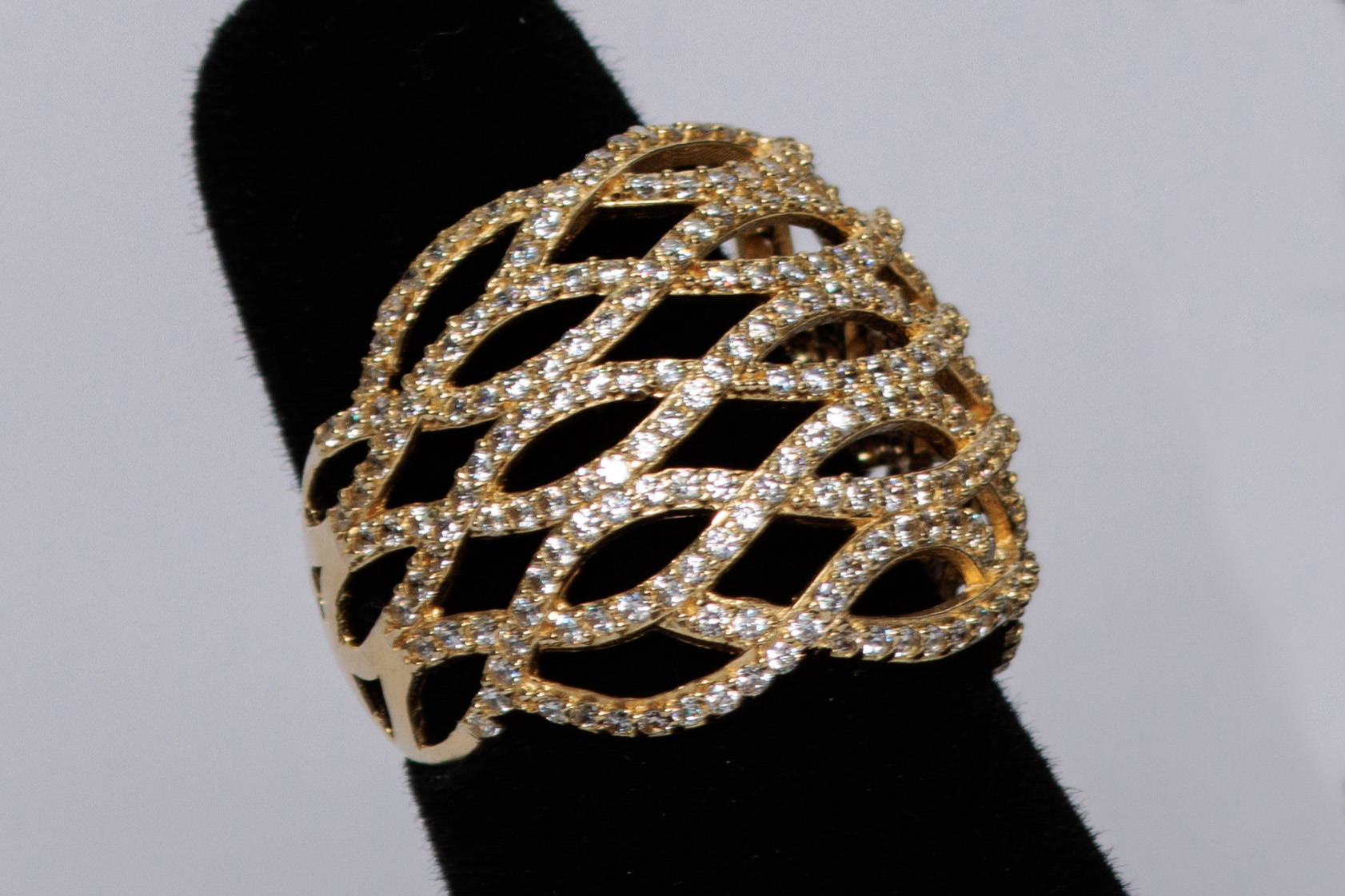 ANILLO: De oro amarillo de 14Kt con 24 diamantes en peso 1.98Ct (lote 31), fotografía 2
