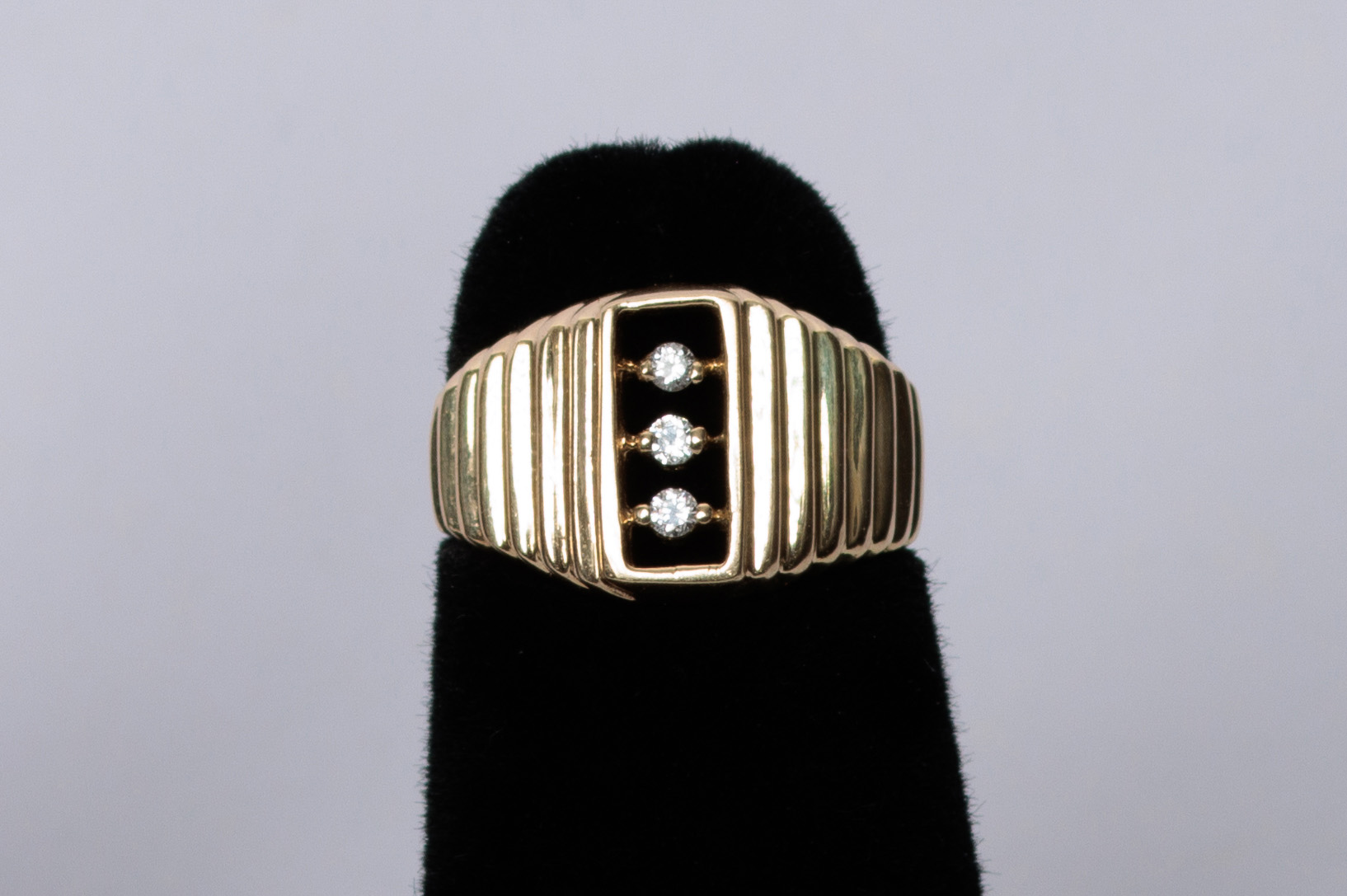 ANILLO: De oro amarillo de 14Kt con 3 diamantes redondos de 0.02Ct peso de 0.06Ct (lote 32)