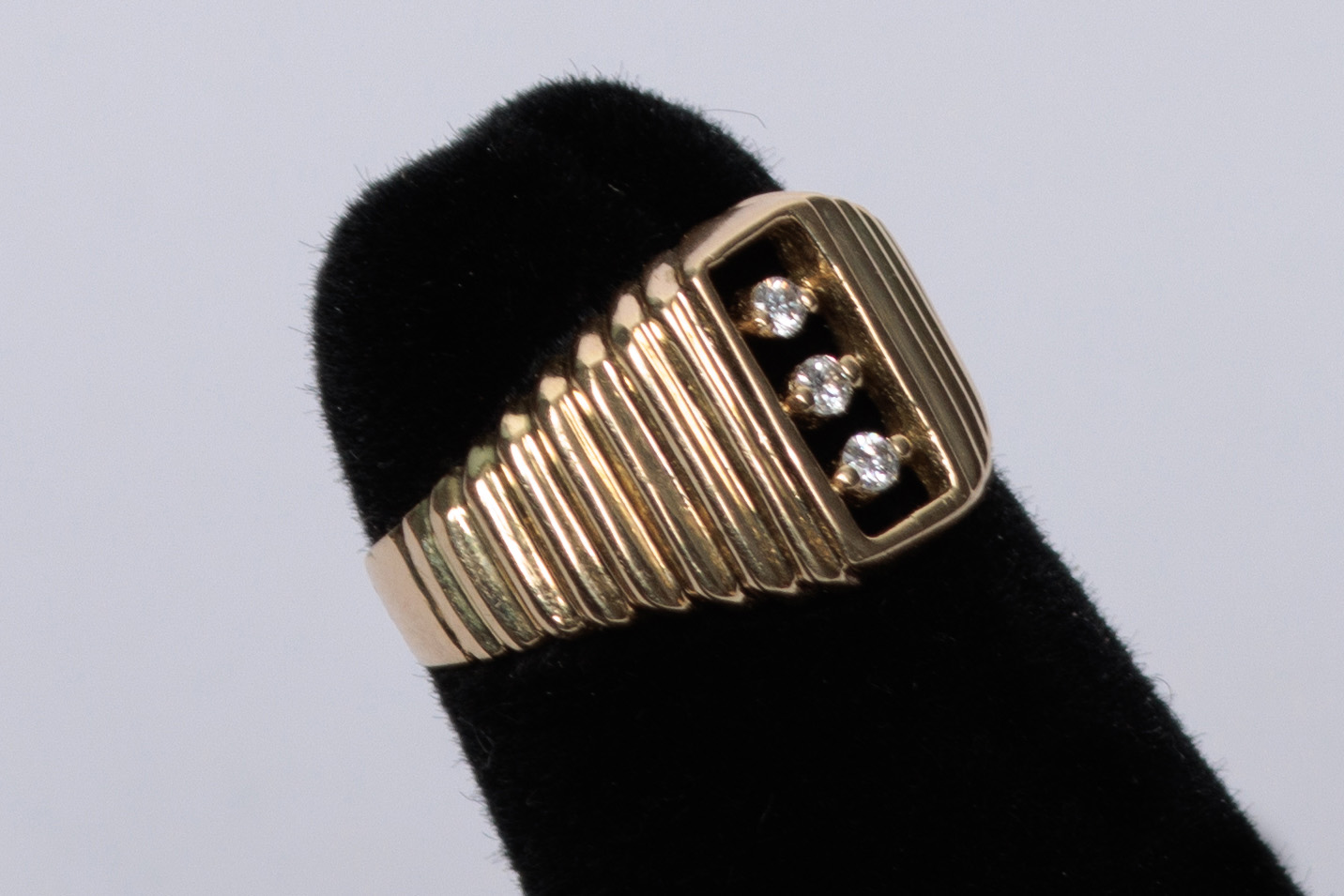 ANILLO: De oro amarillo de 14Kt con 3 diamantes redondos de 0.02Ct peso de 0.06Ct (lote 32), fotografía 2