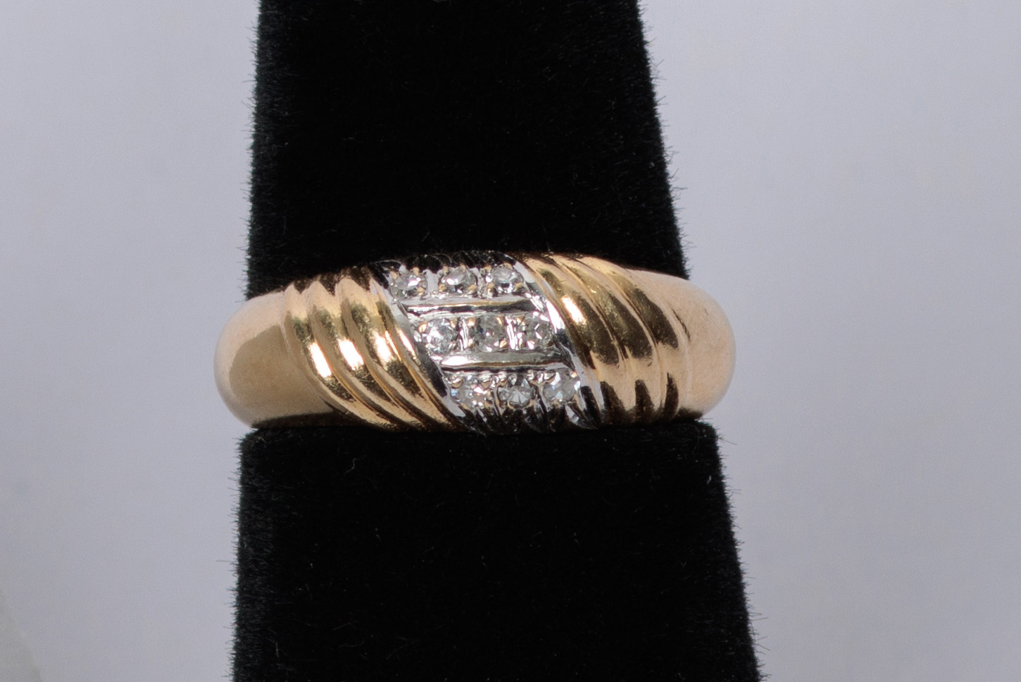 ANILLO: De oro amarillo de 14Kt con 9 diamantes de 0.01Ct corte redondo, corte antiguo (lote 33)
