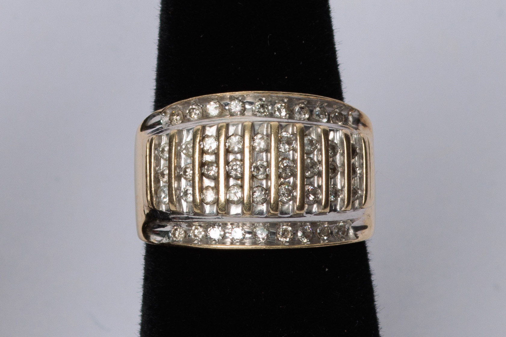 ANILLO: De oro amarillo de 10Kt con 45 diamantes de 0.02Ct, claridad SI1 y SI2 color H/J (lote 34)