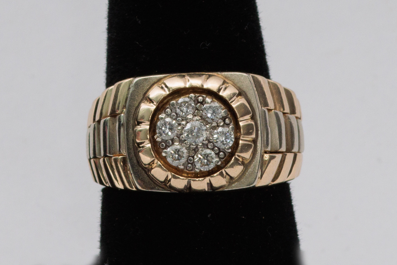 ANILLO: De caballero tipo Rolex de 2 oros amarillo y blanco de 14Kt con 7 diamantes con… (lote 35)