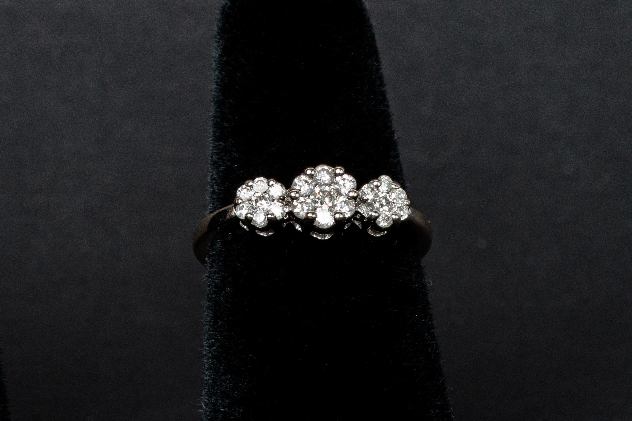 ANILLO: De oro blanco de 10Kt , con 21 diamantes con un peso total de 0.51Ct,, corte… (lote 36)