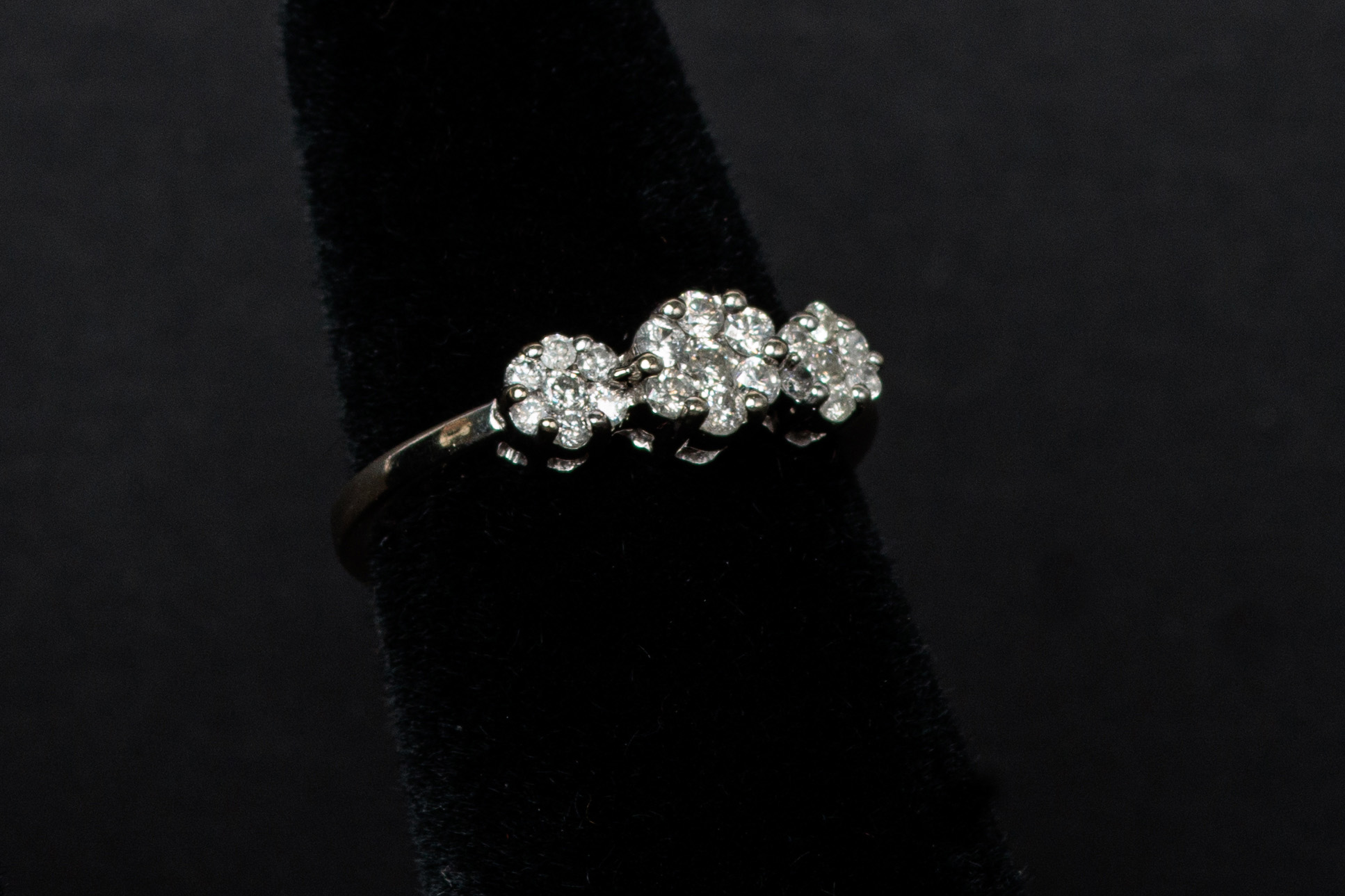 ANILLO: De oro blanco de 10Kt , con 21 diamantes con un peso total de 0.51Ct,, corte… (lote 36), fotografía 2
