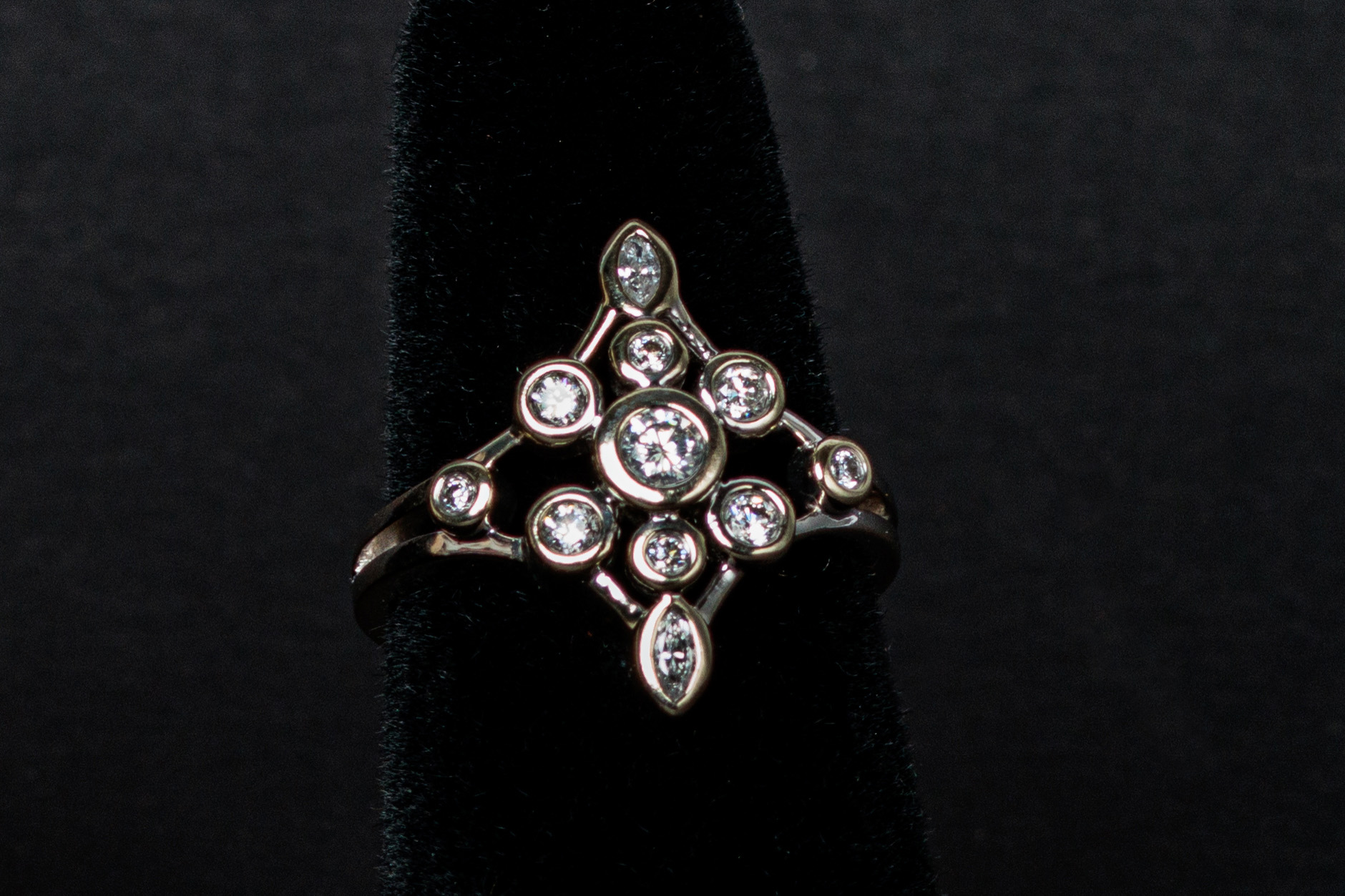 ANILLO: De oro blanco de 14Kt, con 9 diamantes corte redondo y 2 diamantes corte… (lote 37)