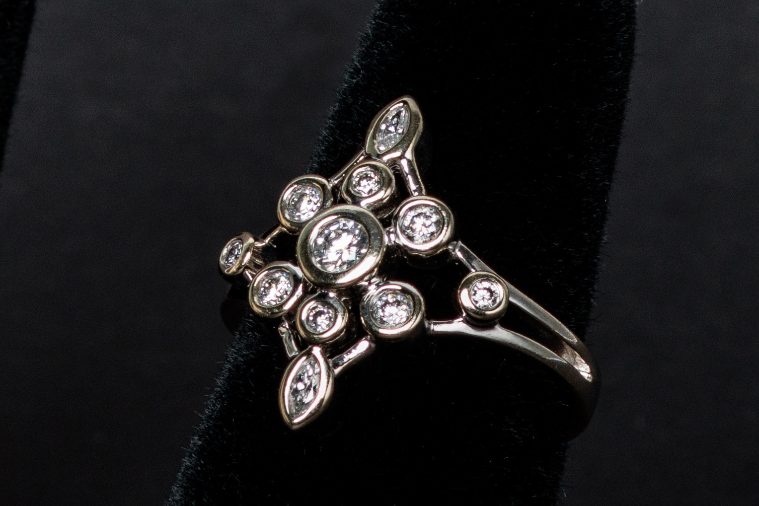ANILLO: De oro blanco de 14Kt, con 9 diamantes corte redondo y 2 diamantes corte… (lote 37), fotografía 2