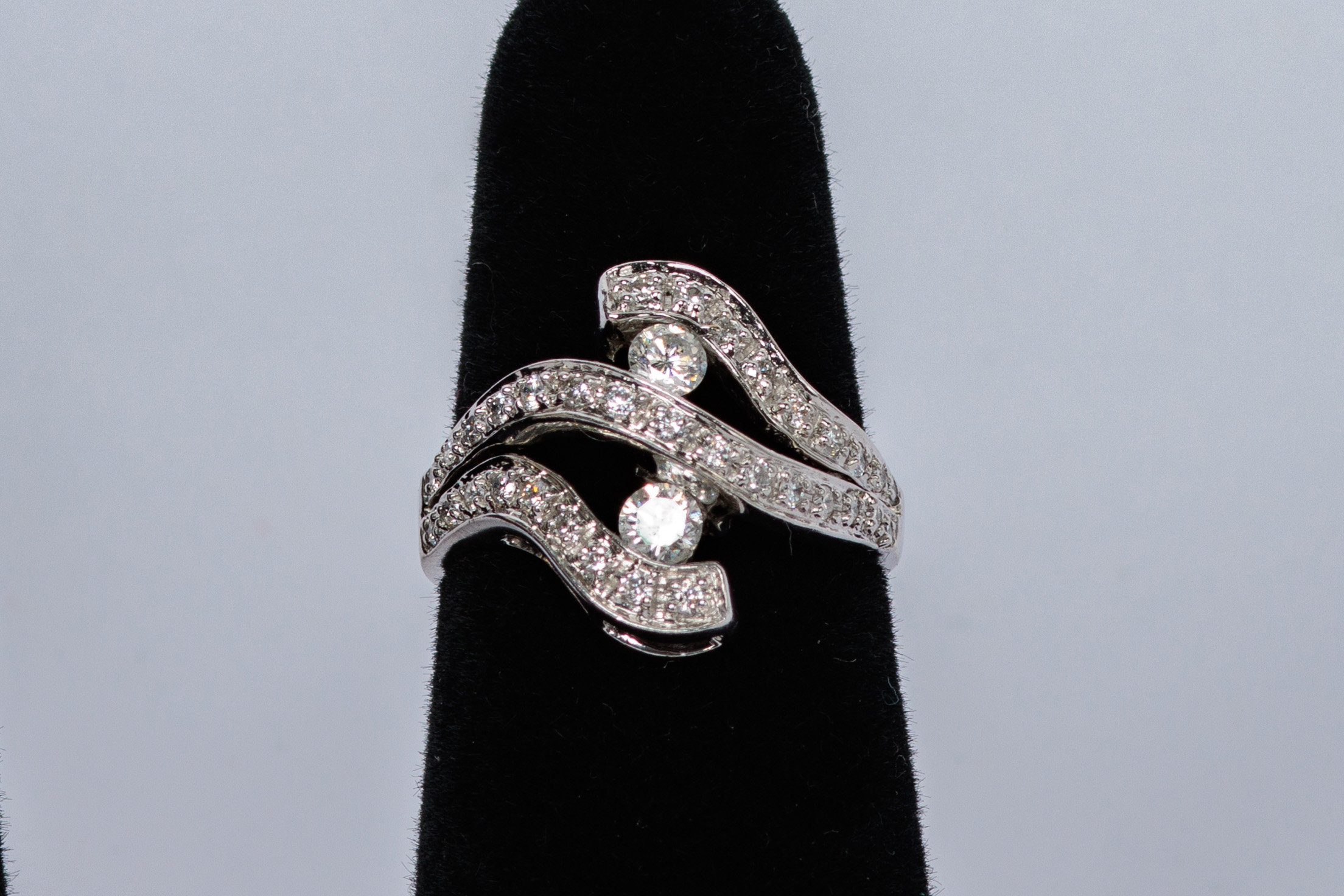 ANILLO: De oro blanco de 14Kt, con 2 diamantes de 0.15Ct en peso 0.30Ct y 54 diamantes… (lote 38)