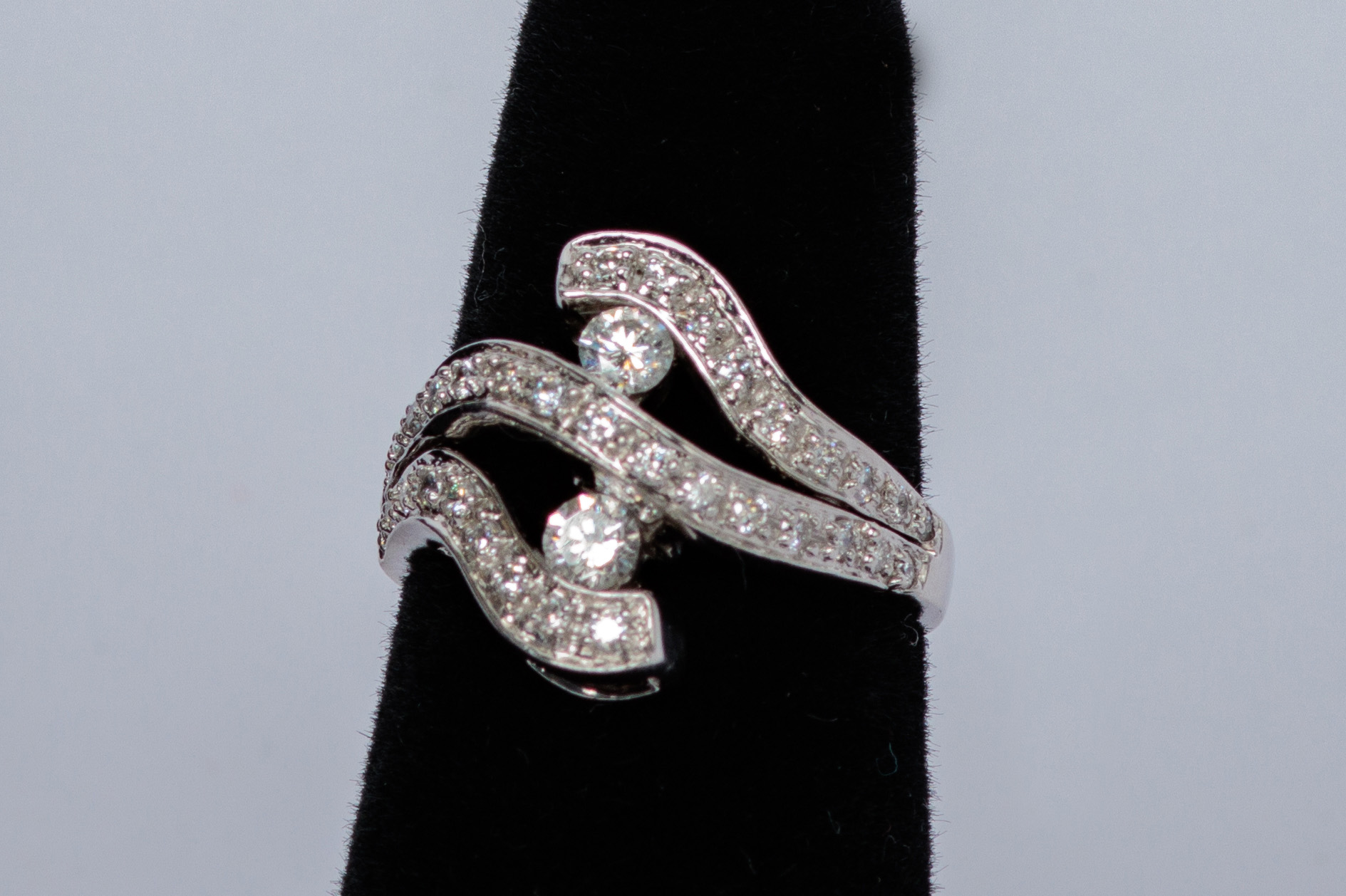 ANILLO: De oro blanco de 14Kt, con 2 diamantes de 0.15Ct en peso 0.30Ct y 54 diamantes… (lote 38), fotografía 2