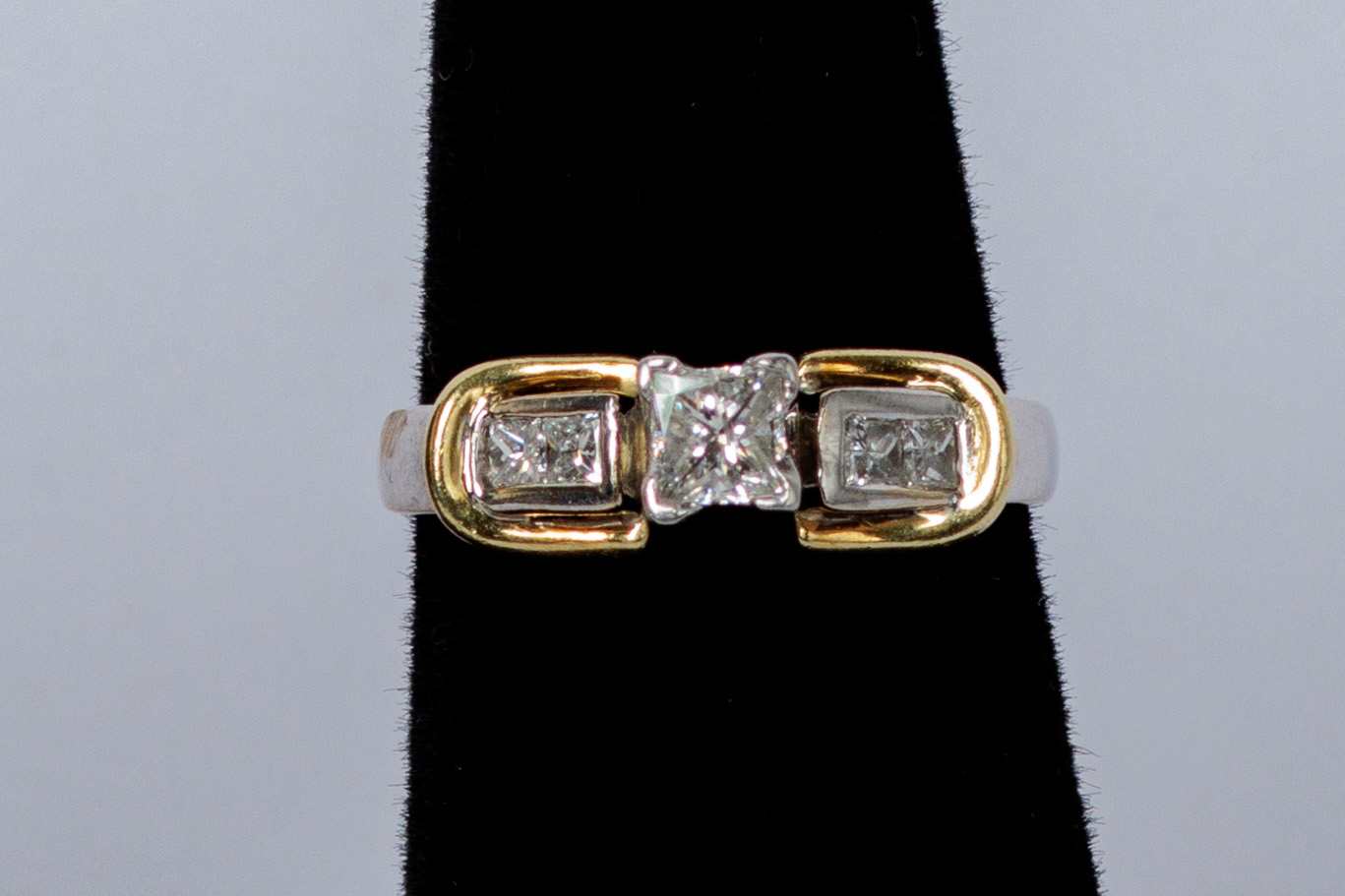 ANILLO: De 2 oros amarillo y blanco de 18Kt, con un diamante corte princess y 4… (lote 39)