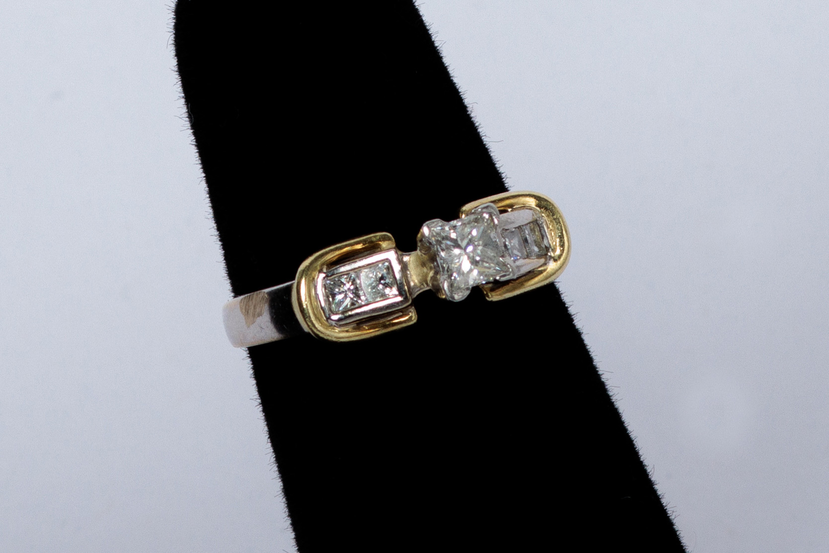 ANILLO: De 2 oros amarillo y blanco de 18Kt, con un diamante corte princess y 4… (lote 39), fotografía 2