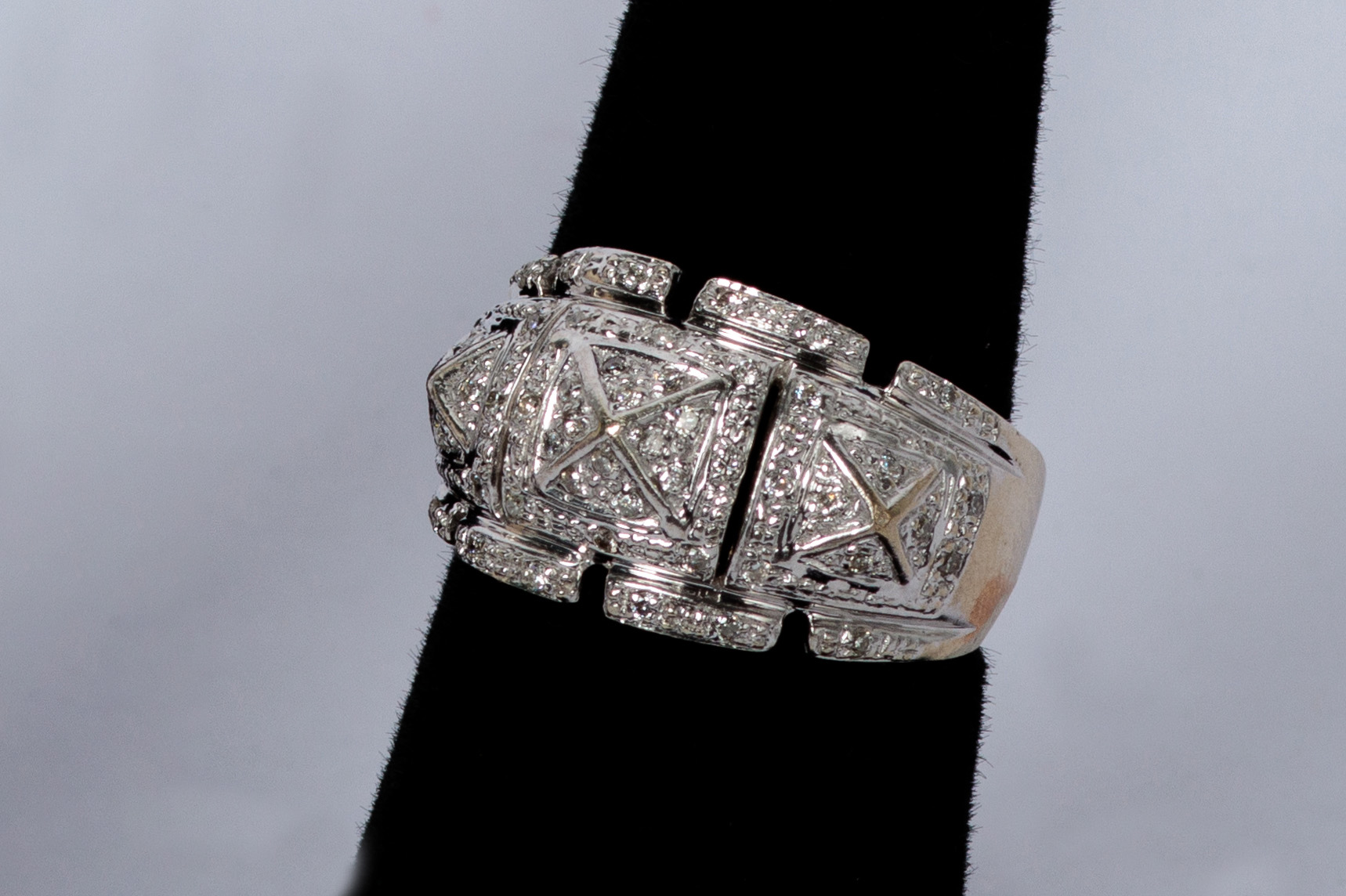 ANILLO: De oro blanco de 14Kt, con 42 diamantes de 0.01Ct peso total en diamantes de… (lote 40)
