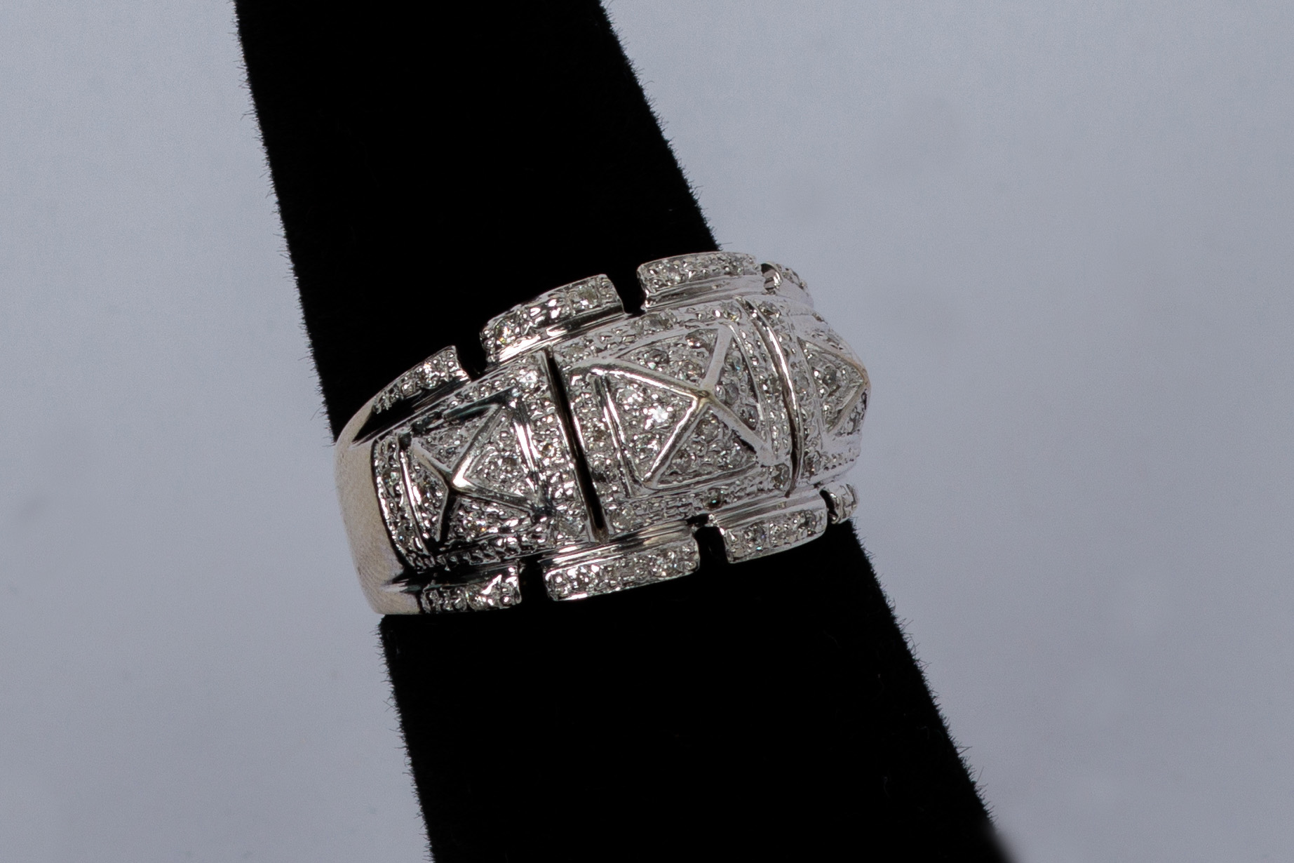 ANILLO: De oro blanco de 14Kt, con 42 diamantes de 0.01Ct peso total en diamantes de… (lote 40), fotografía 2
