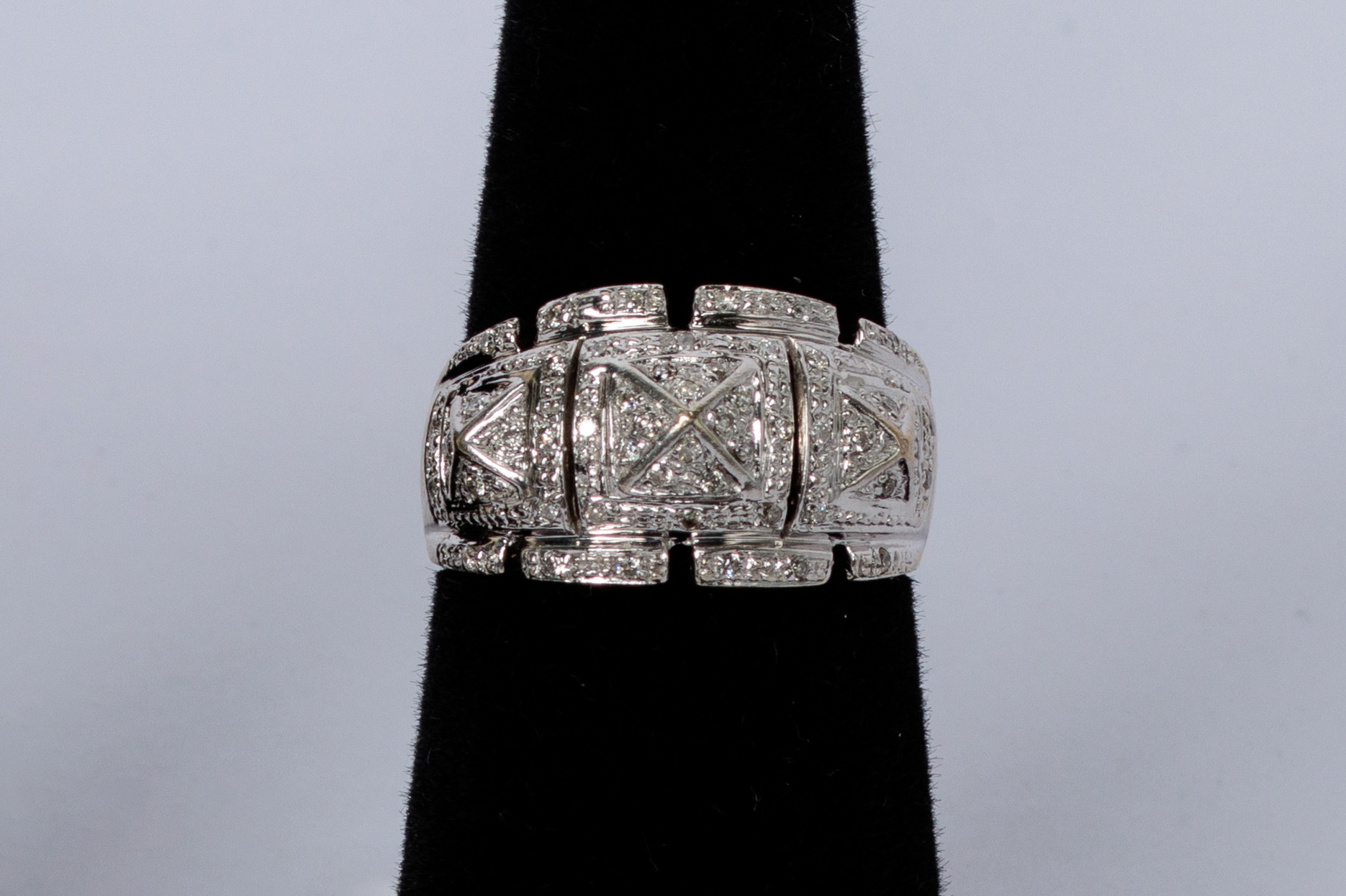 ANILLO: De oro blanco de 14Kt, con 42 diamantes de 0.01Ct peso total en diamantes de… (lote 40), fotografía 3