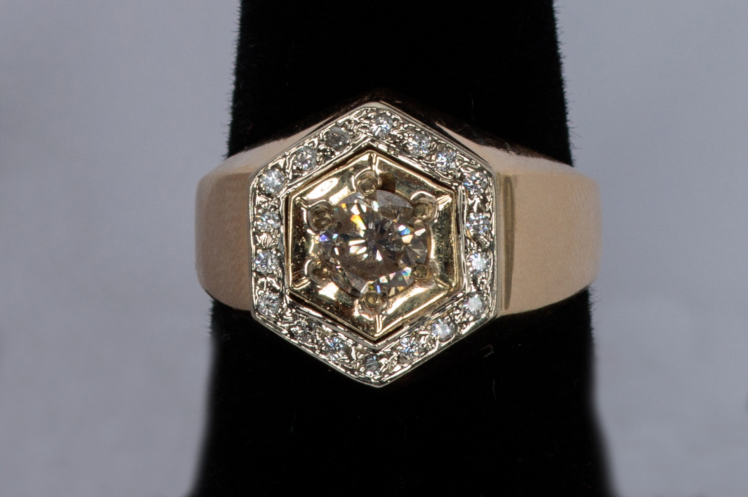 ANILLO: De oro amarillo de 14Kt, con 18 diamantes corte redondo de 0.02Ct peso de 0.36Ct (lote 41)