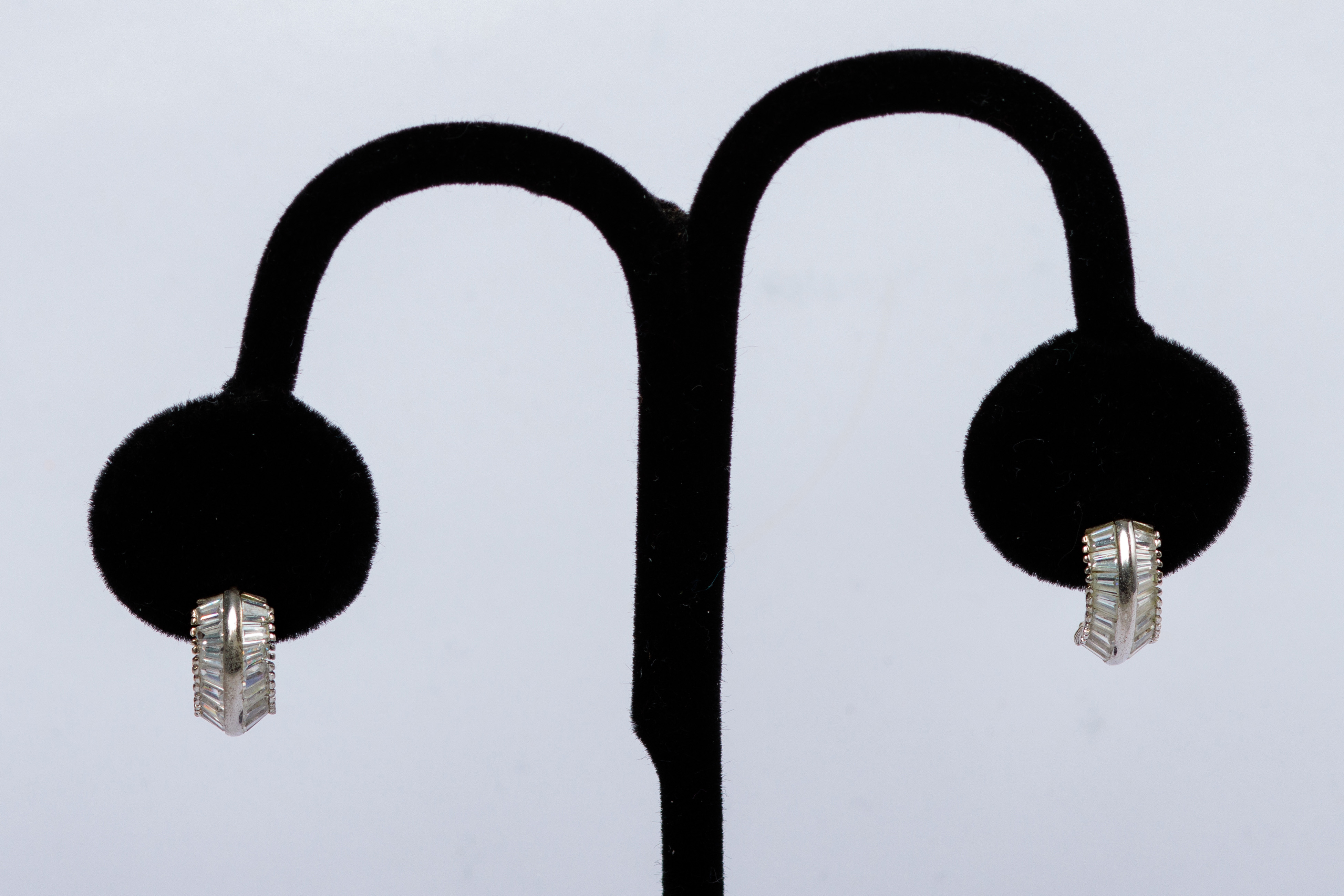 ARETES: En oro blanco de 14Kt, con 36 Circonias (lote 44)