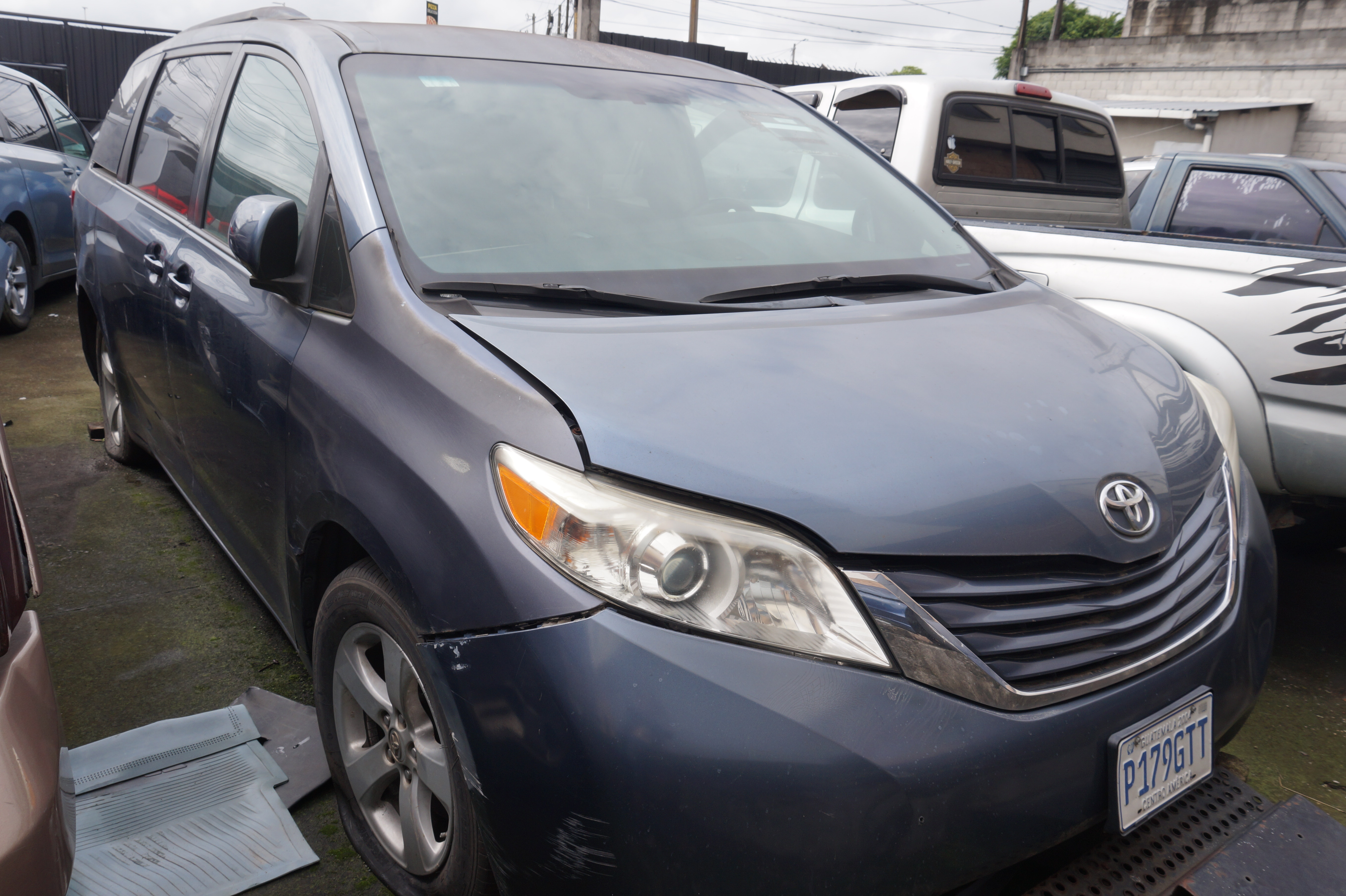 Microbús Toyota Sienna LE 2016 (lote 13)